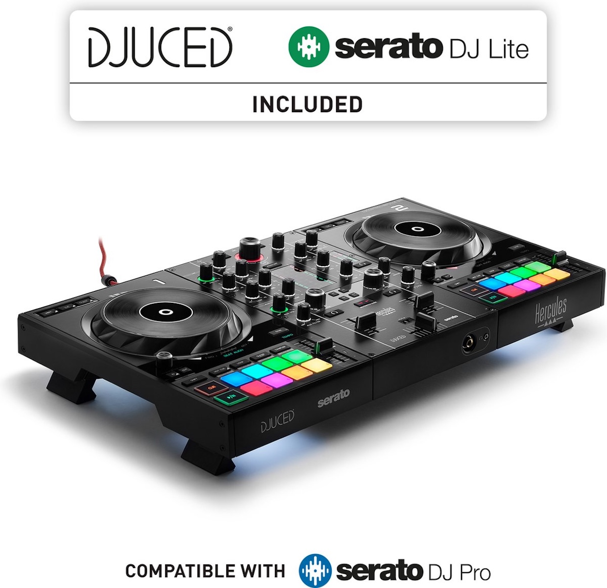Een zwarte DJ-controller met een wit label bovenaan.