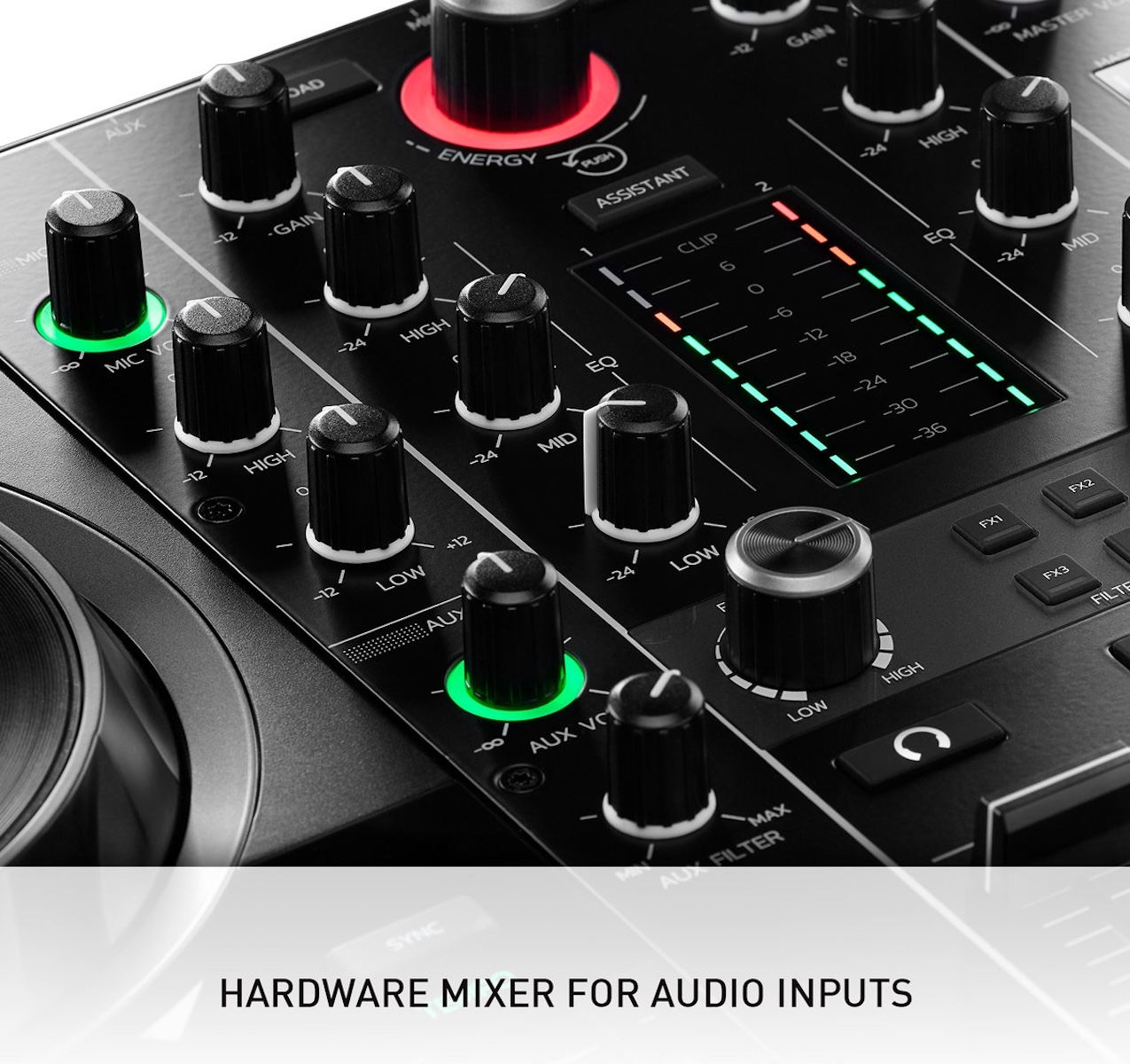 Een close-up van een zwarte audiomixer met veel knoppen, schuifregelaars en lampjes. De tekst zegt 'Hardware Mixer'.