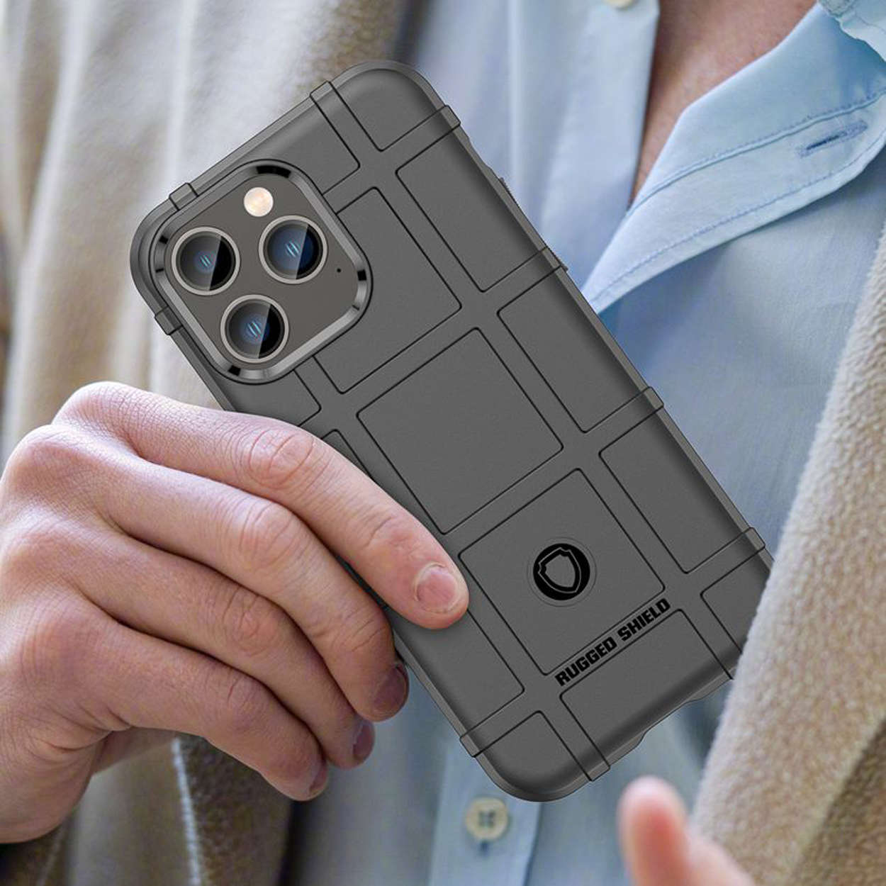 Een man houdt een telefoon vast met een donkergrijze telefoonhoes met een robuust ontwerp, waarop de achterkant van de telefoon te zien is.