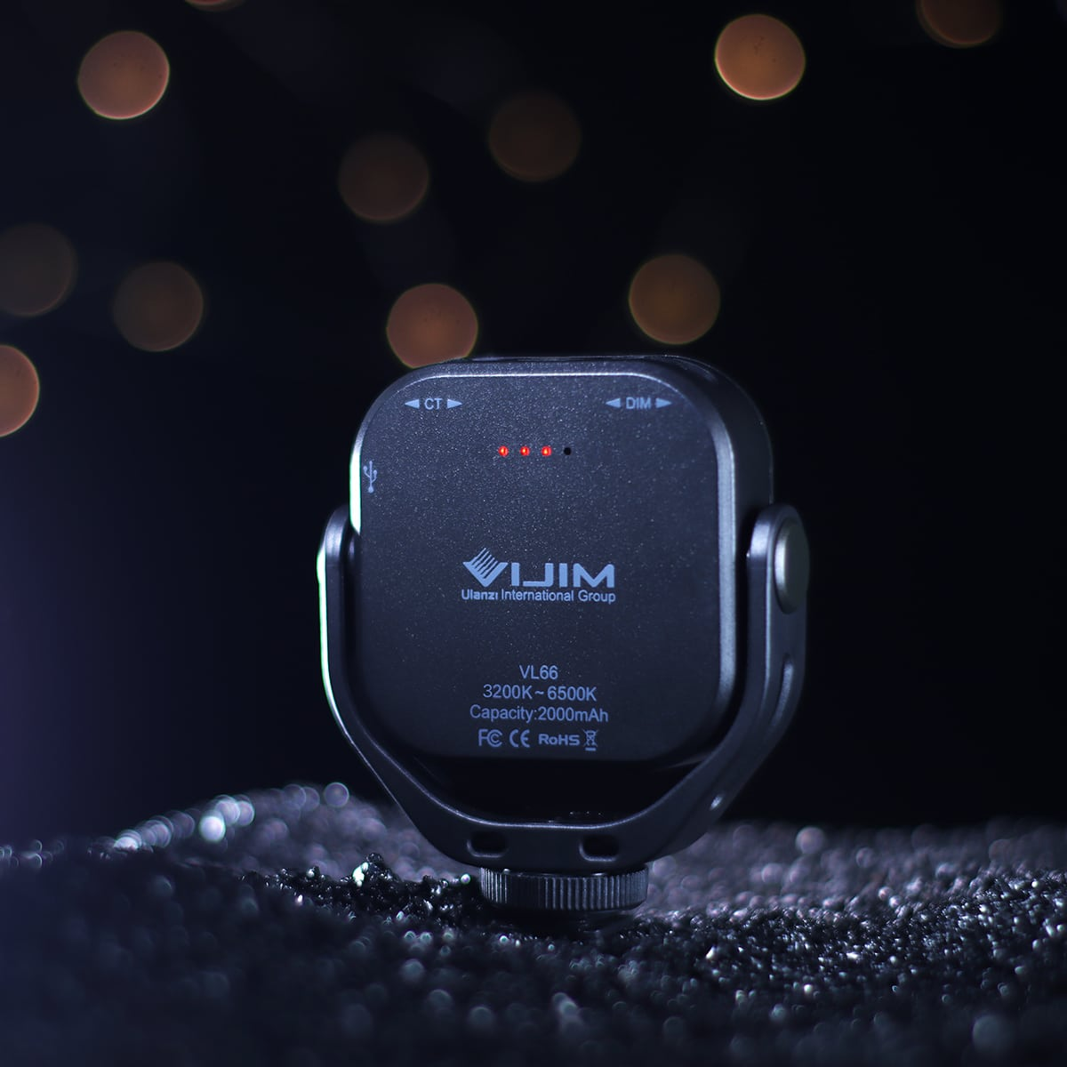 Czarne kwadratowe światło z przyciskami i portami. Zawiera czerwone wskaźniki na górze.