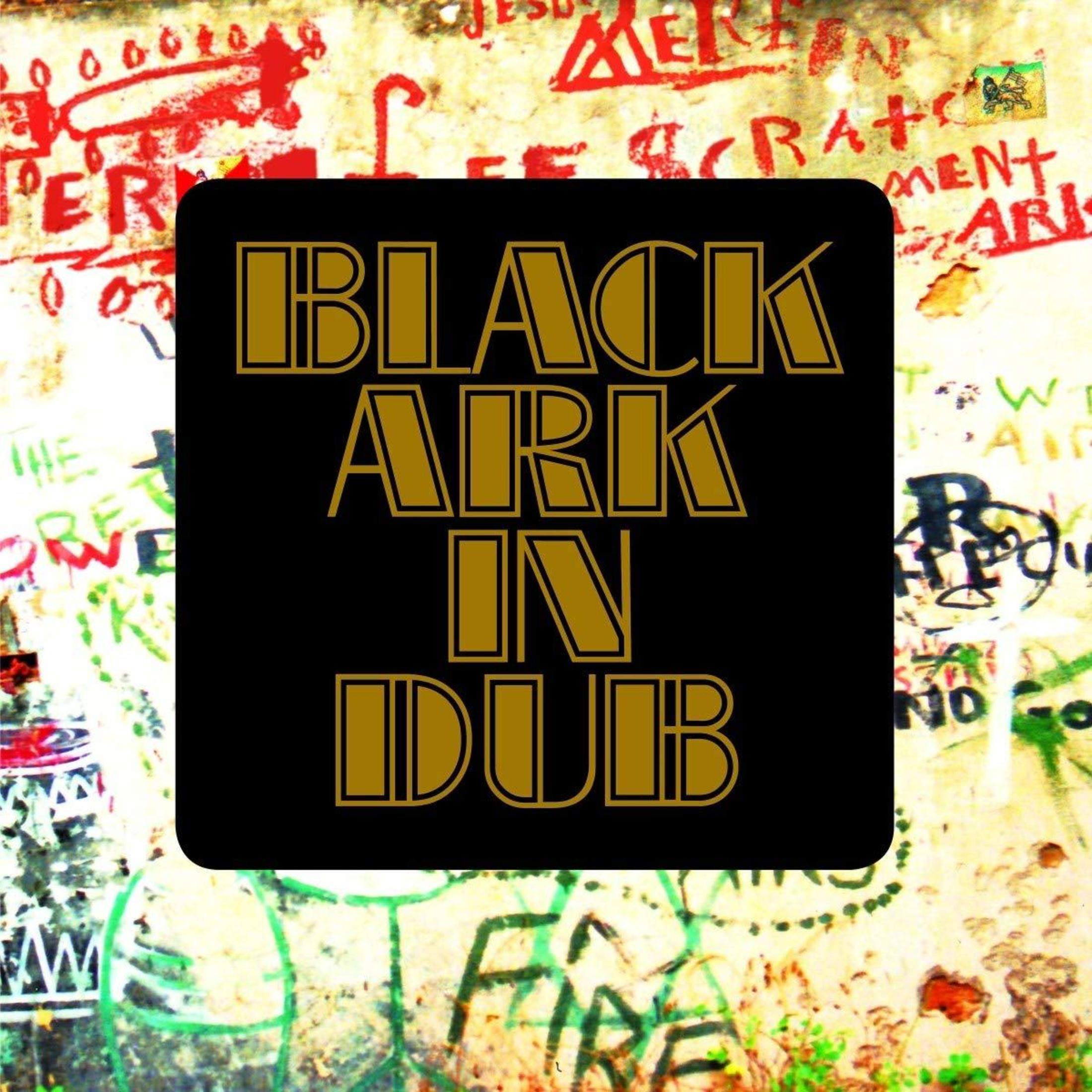 Carré noir avec texte doré : 'BLACK ARK IN DUB'. Fond de graffiti.