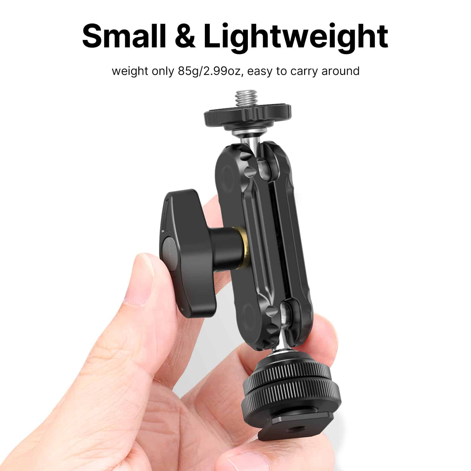 Czarny uchwyt do kamery trzymany w dłoni, ze śrubami i regulowanymi ramionami. Białe tło z tekstem.