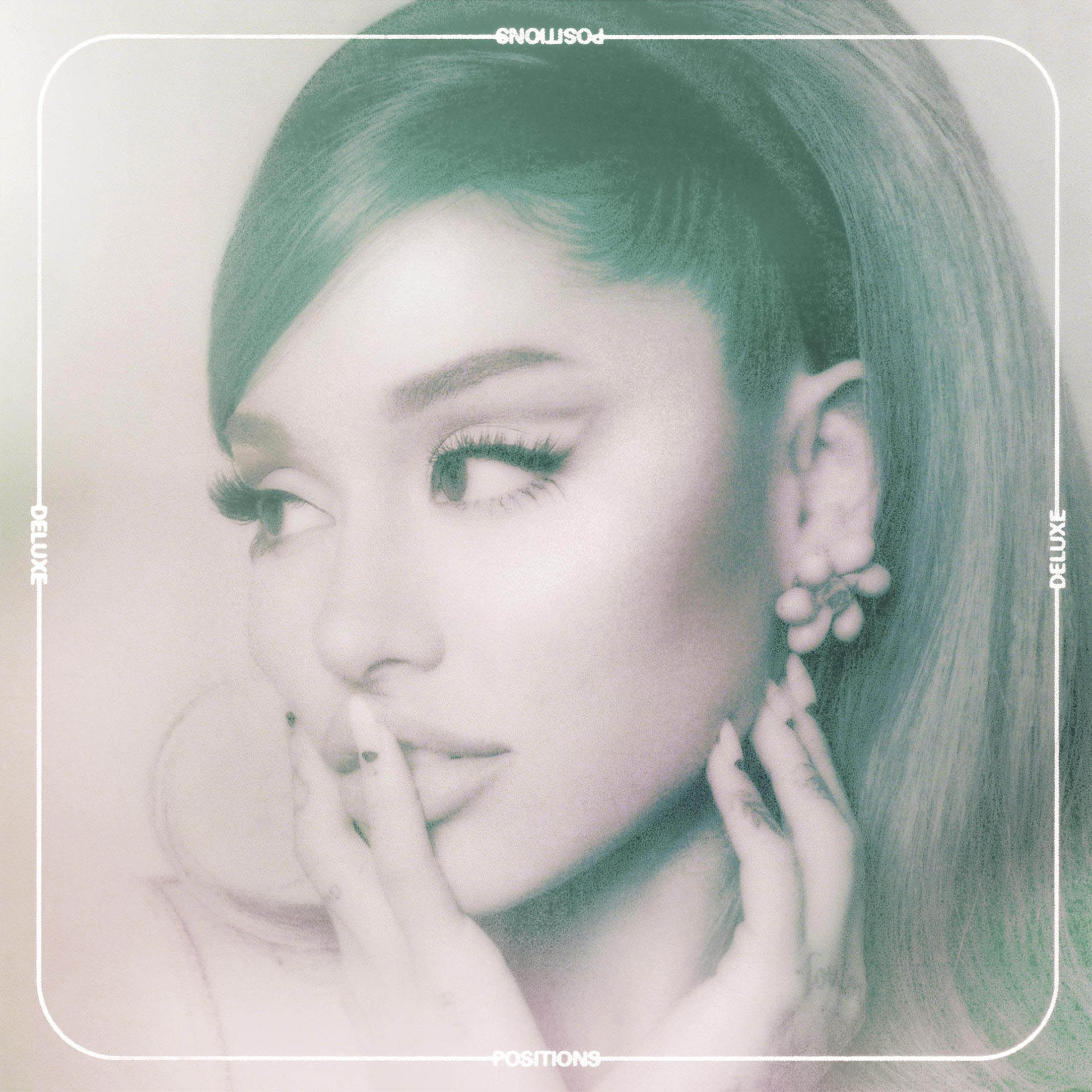 Il volto di Ariana Grande sulla copertina di un album. L'album si intitola 'Positions'. Versione Deluxe.