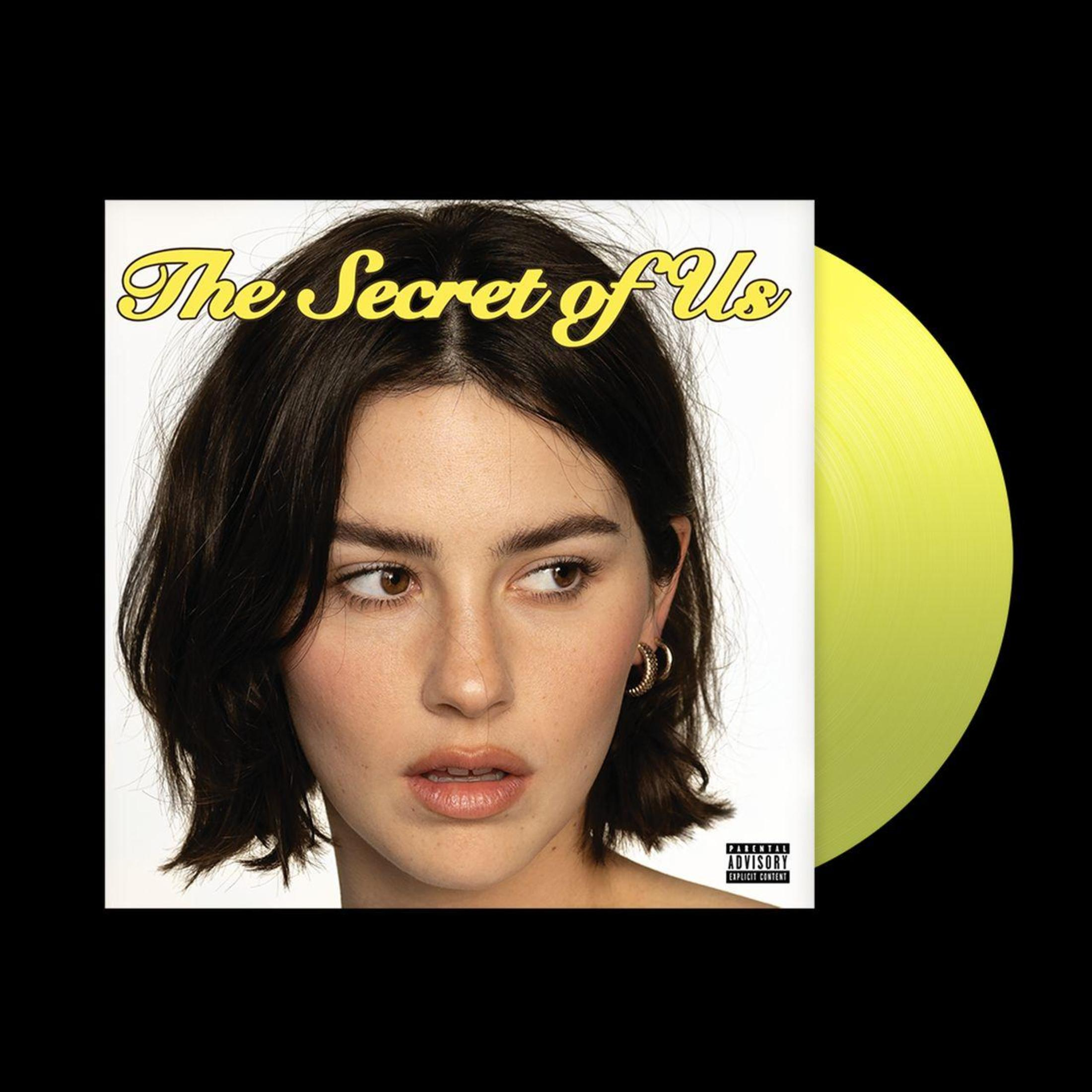 Portada del álbum, rostro de mujer con texto 'The Secret of Us' y vinilo amarillo.
