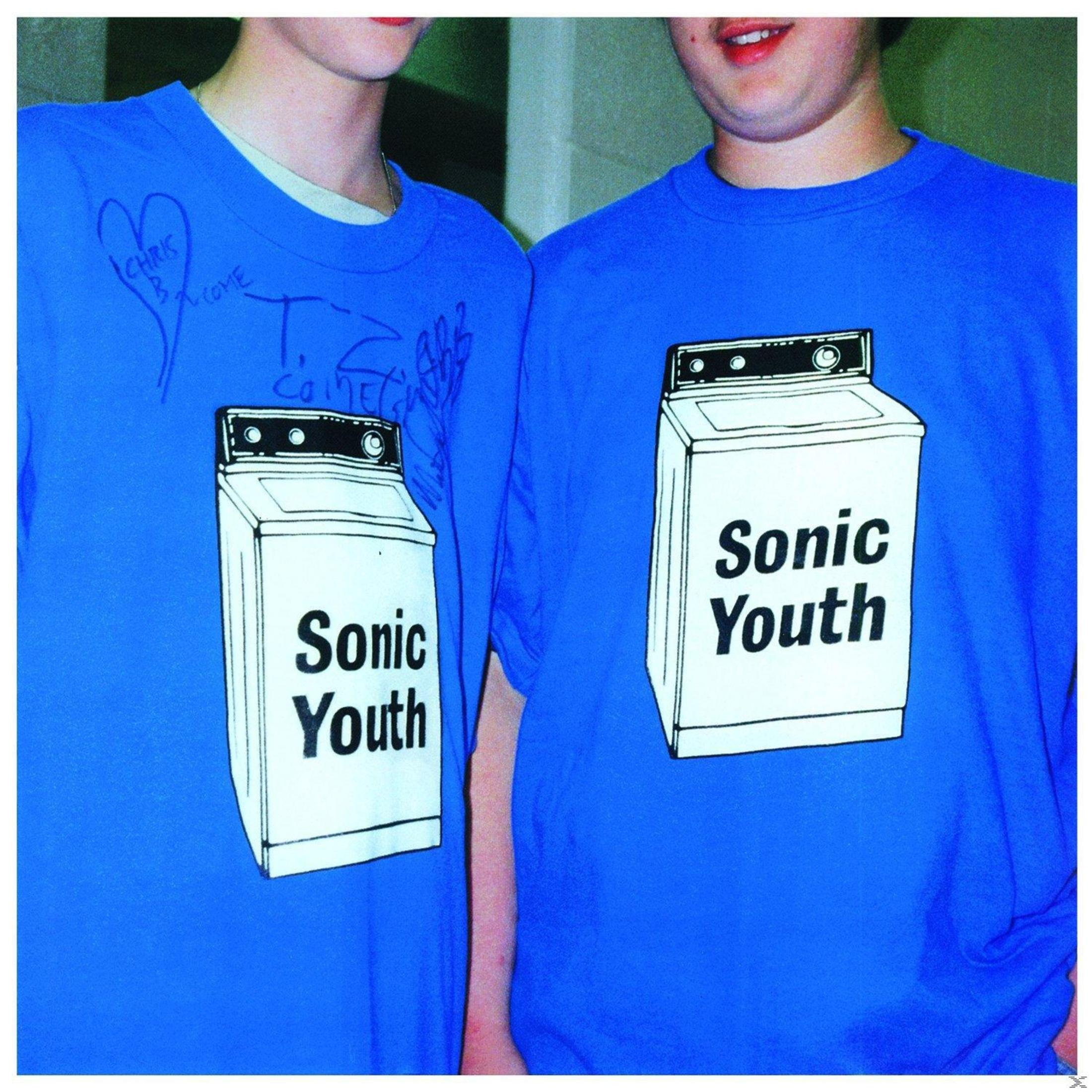 Deux personnes portant des t-shirts bleus Sonic Youth avec des graphiques de machines à laver.