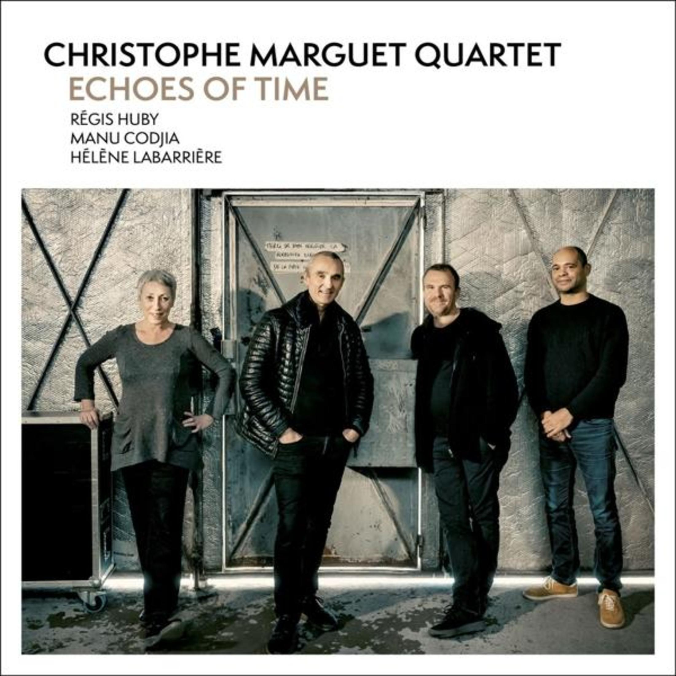Quattro persone davanti a una porta di metallo. In alto c'è il testo: Christophe Marguet Quartet.