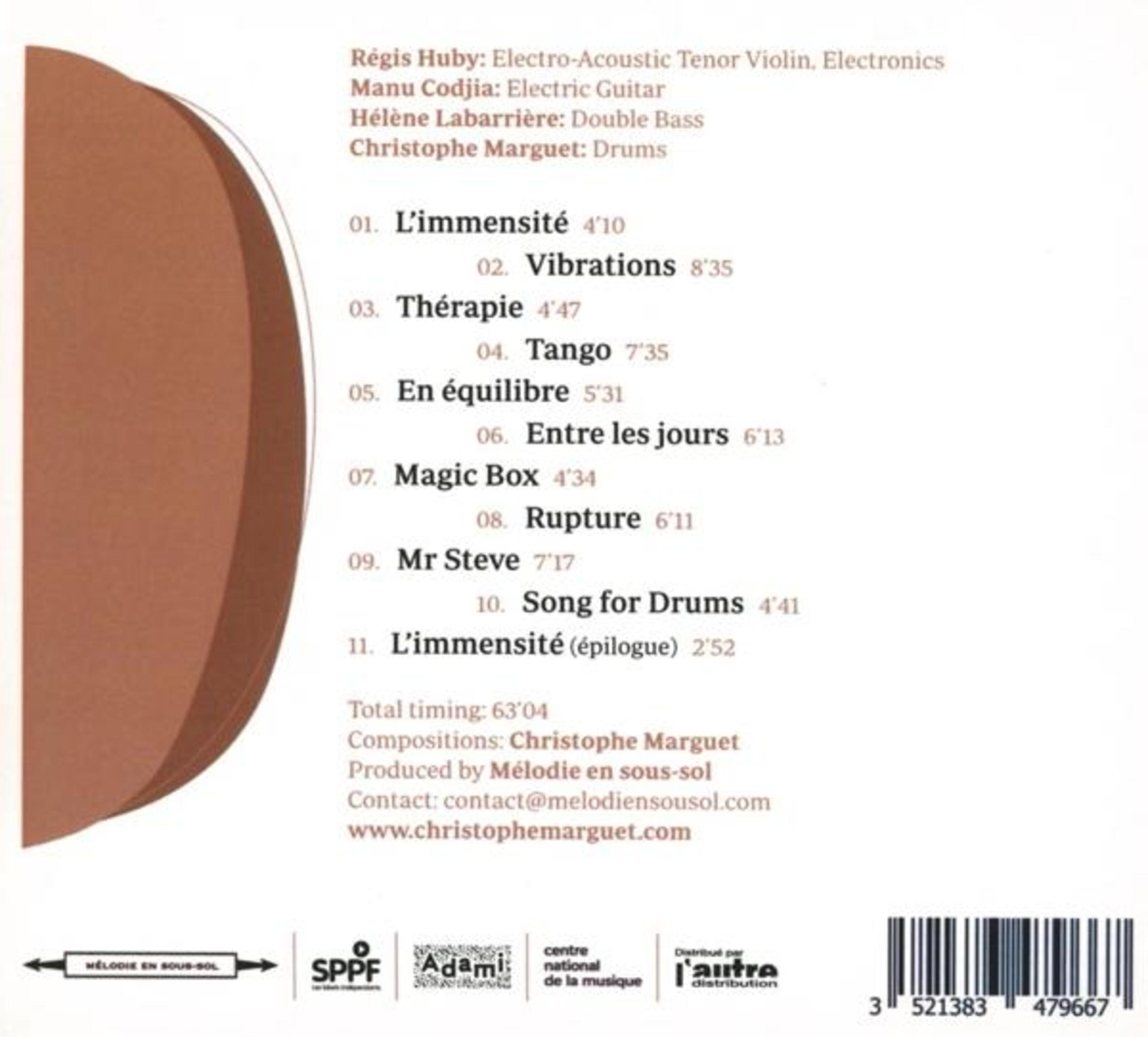 Copertina dell'album con scaletta, nomi degli artisti e logo. Schema di colori marrone e bianco.