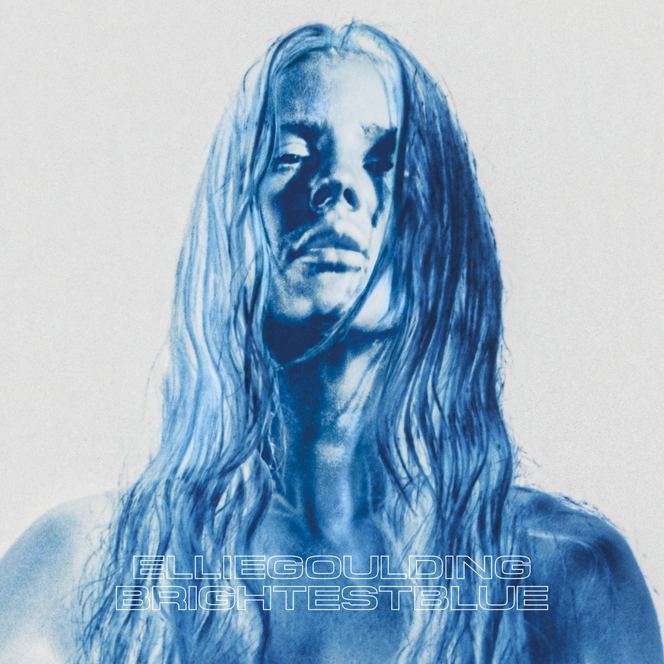 Couverture d'album : Une image en tons bleus du visage d'une femme. Titre : Brightest Blue. Artiste : Ellie Goulding.