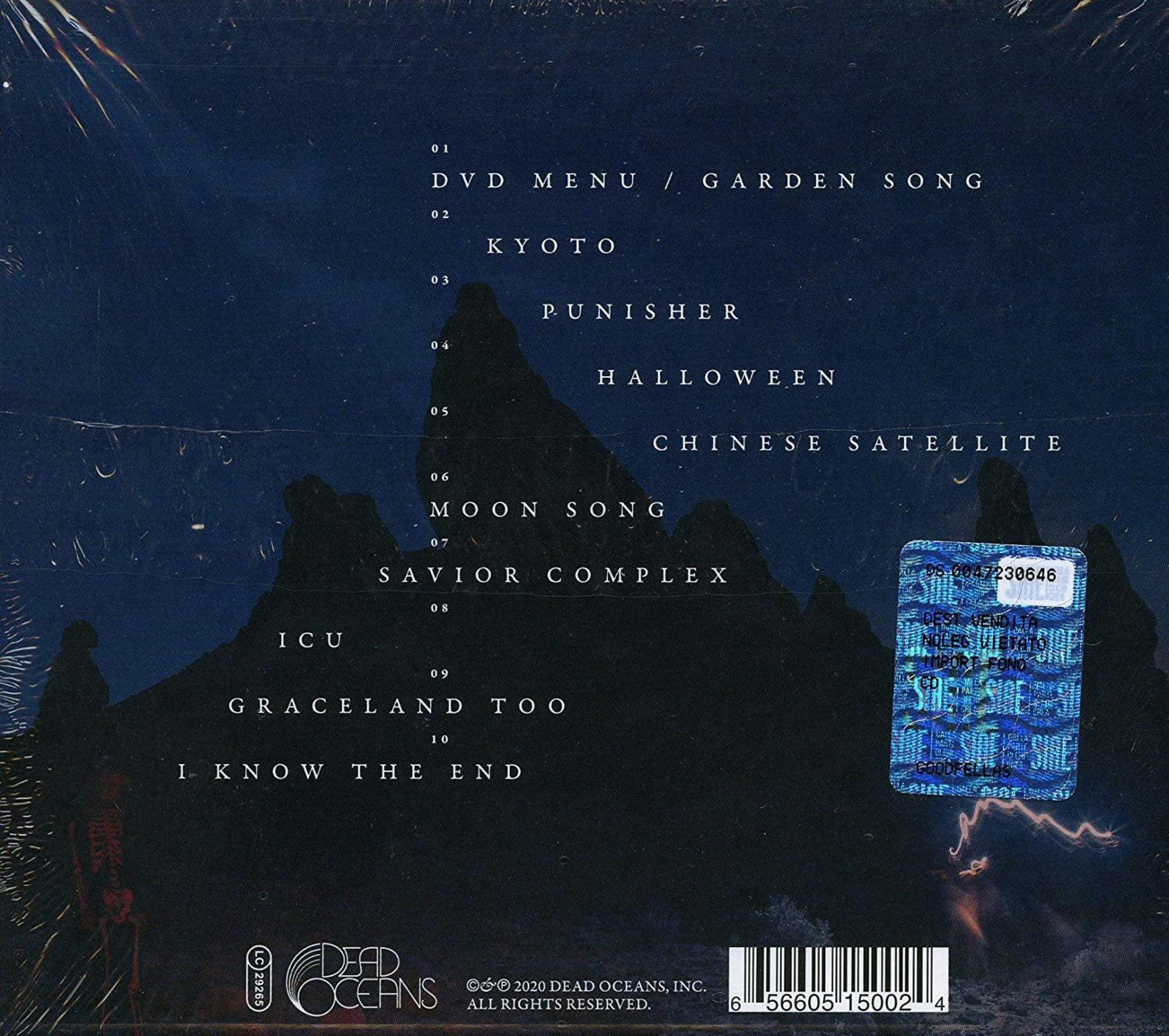 Albumhoes met nummerlijst. Donkerblauwe achtergrond met een berg.