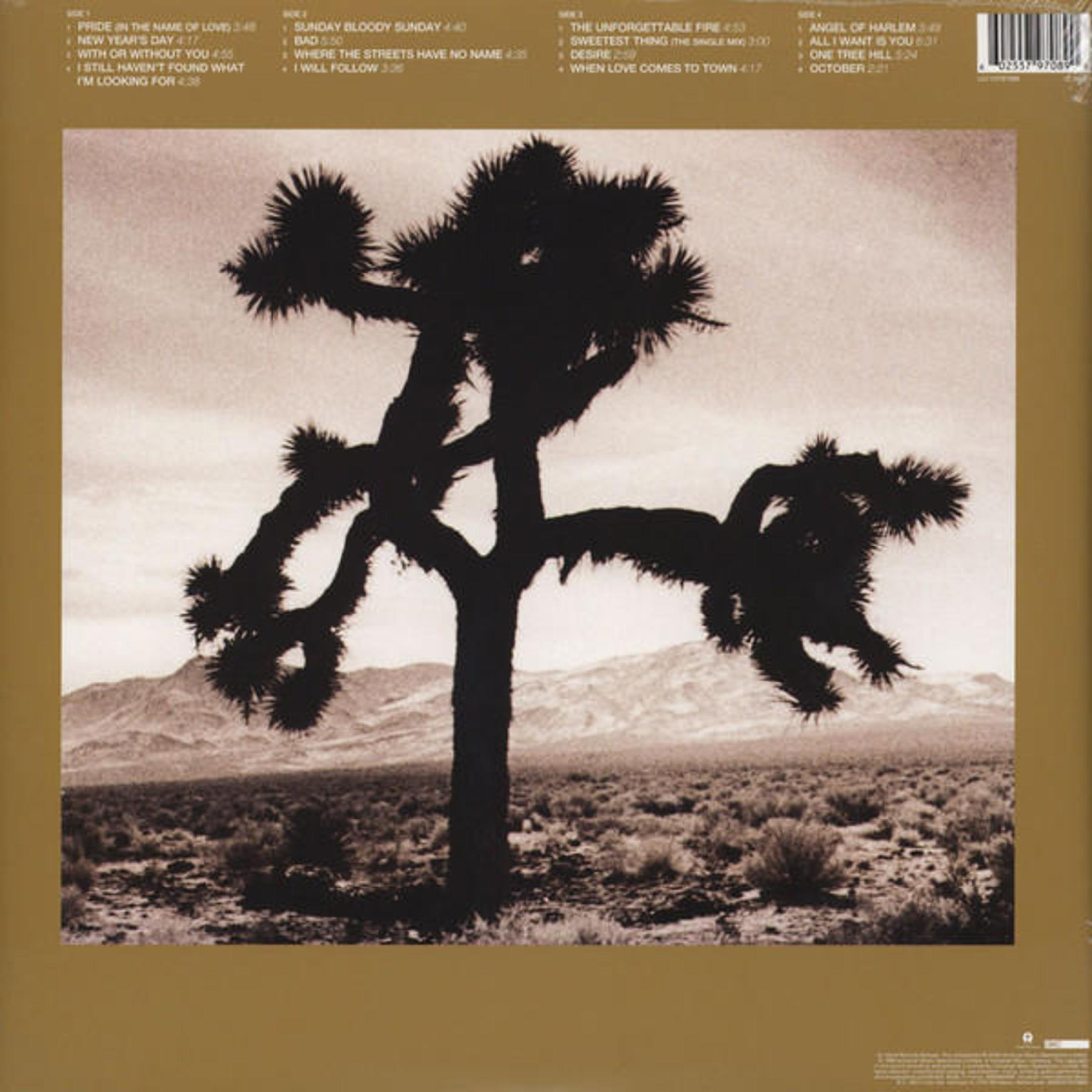 Contraportada de un álbum con un árbol en el desierto. Títulos de canciones y créditos a la izquierda.