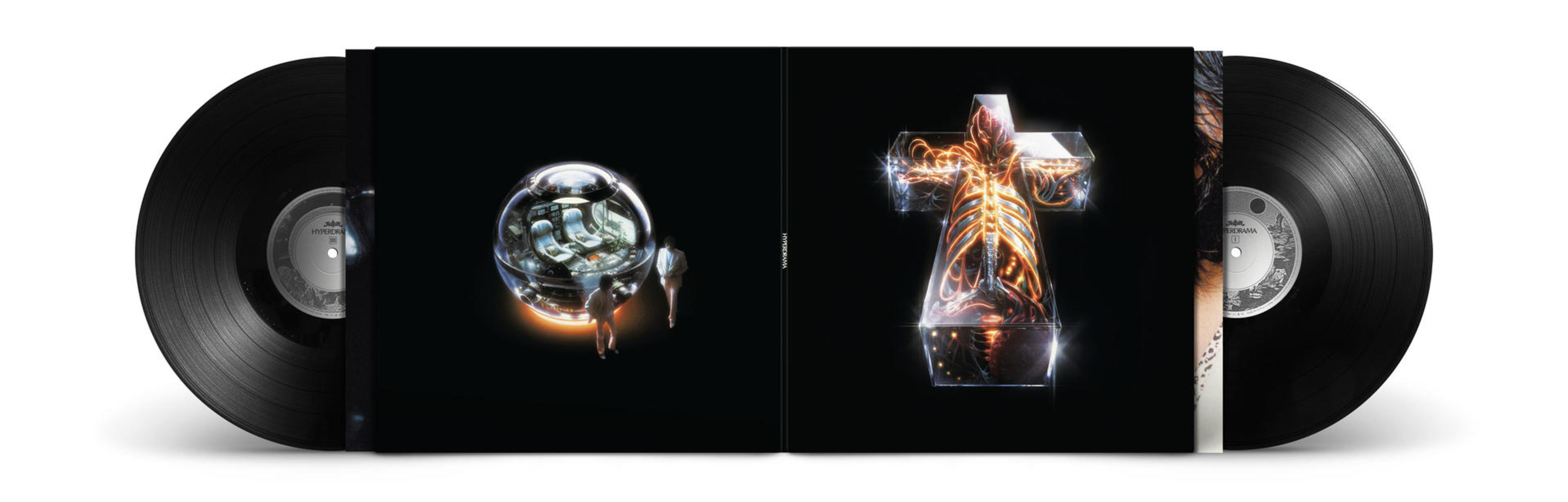 Due dischi in vinile neri con la copertina dell'album al centro. Ha un design futuristico con illuminazione arancione.