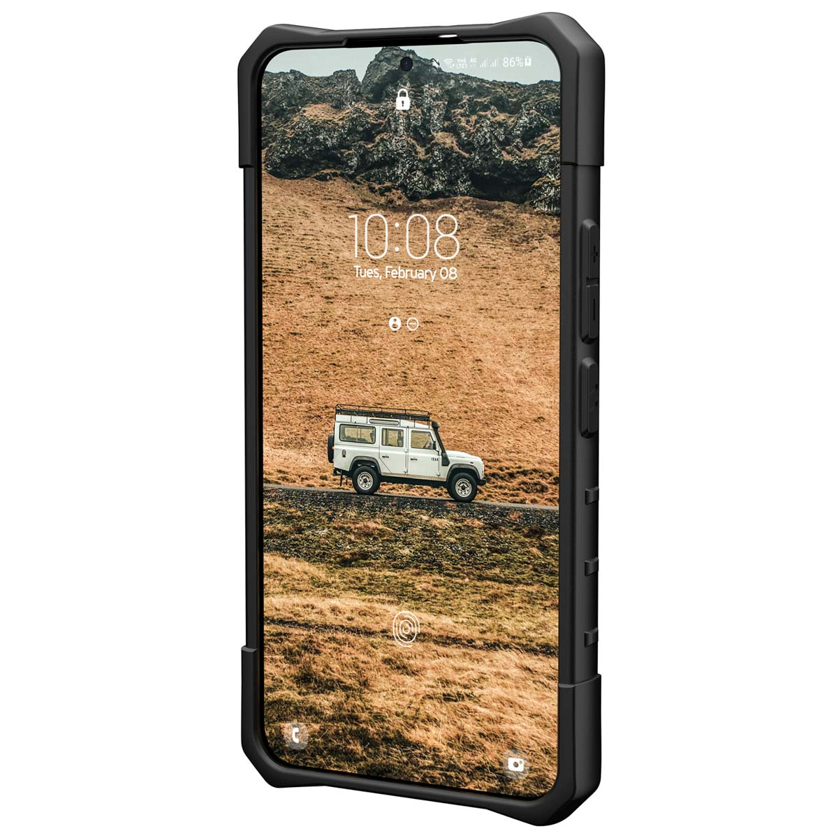 Telefon in einer robusten Hülle. Das Telefon zeigt ein Bild eines Autos auf einer Straße. Die Hülle ist schwarz.