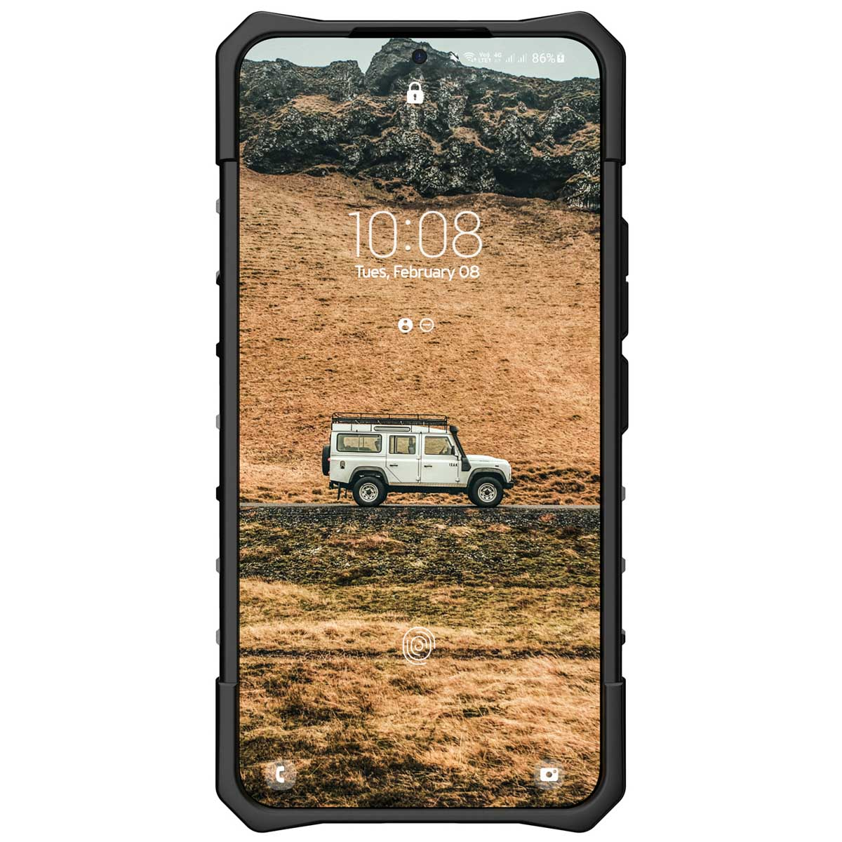 Ein Telefon zeigt eine robuste Hülle. Der Hintergrund zeigt ein Auto auf einer braunen Straße.