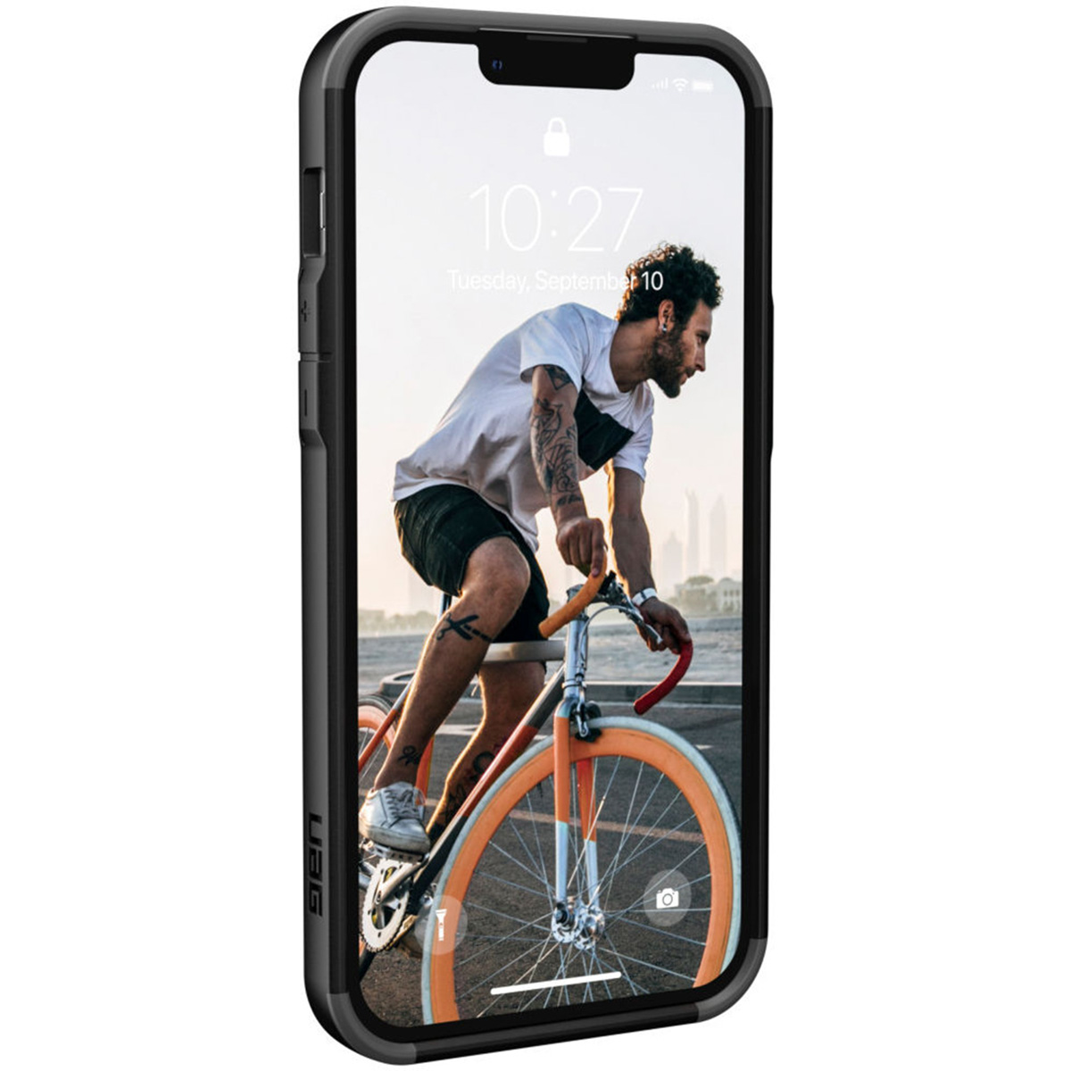 Ein Telefon in einer Hülle zeigt einen Radfahrer. Die Hülle ist schwarz mit einem UAG-Logo.