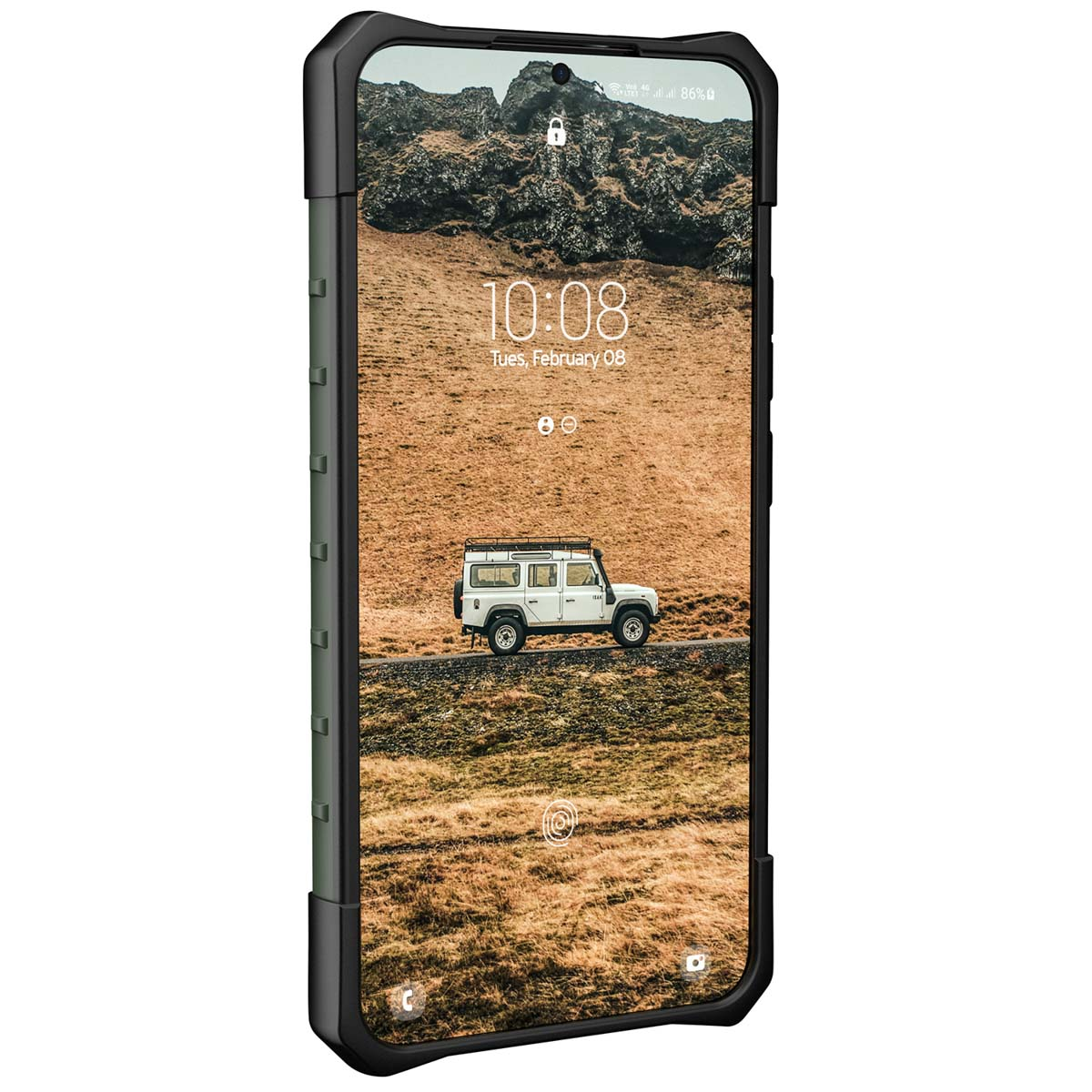 Ein Mobiltelefon in einer schwarzen Hülle, das einen Bildschirm mit einem Auto auf einer Straße anzeigt. Der Hintergrund ist eine Landschaft.