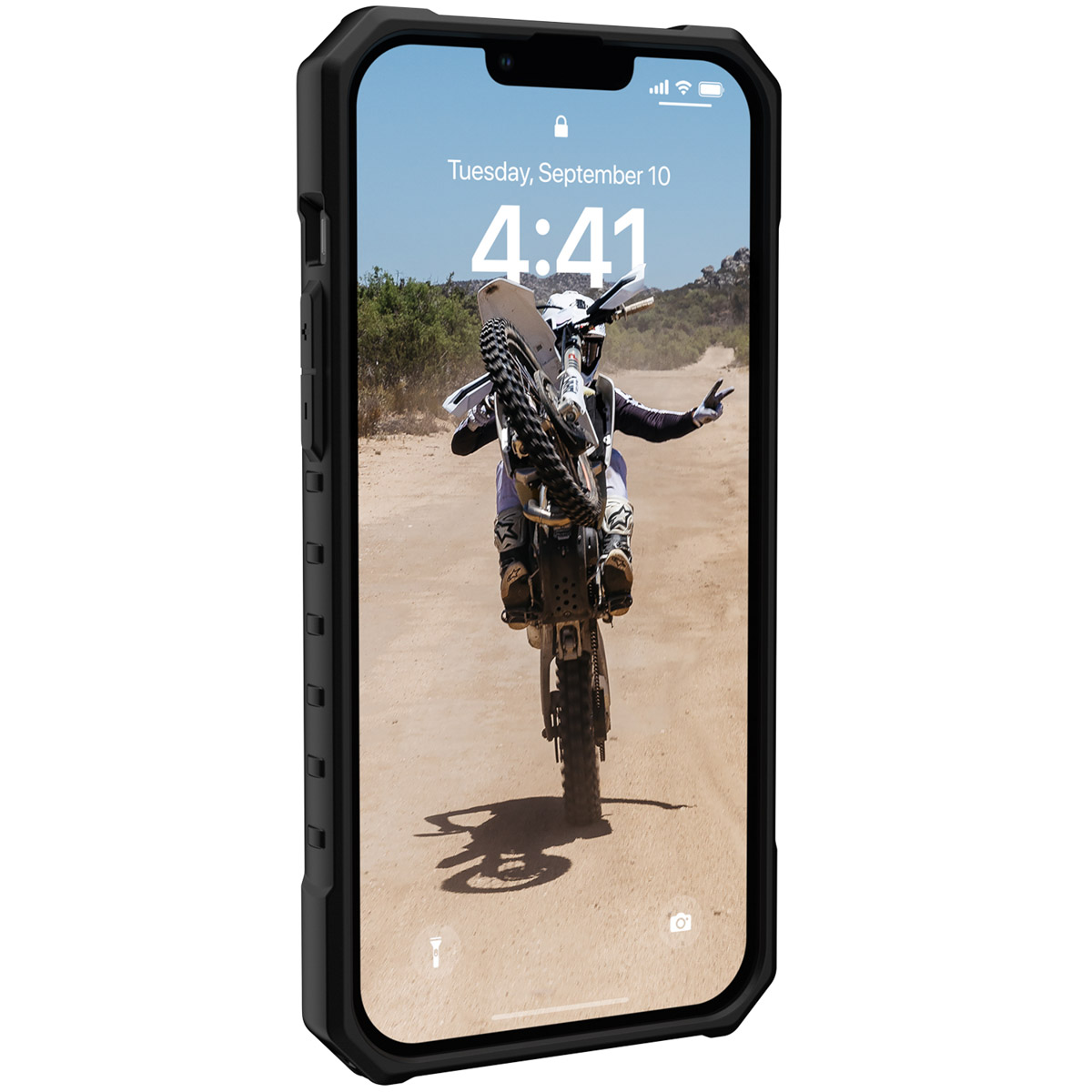 iPhone in schwarzer Hülle, zeigt eine Person auf einem Dirtbike, die einen Wheelie macht.