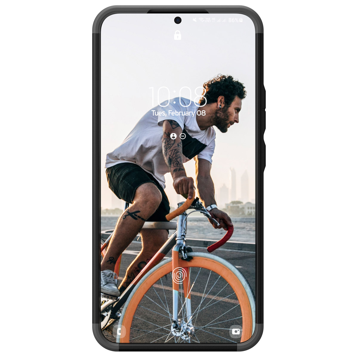 Ein Smartphone, das einen Radfahrer auf einem Fahrrad zeigt. Telefon ist in einer Hülle.
