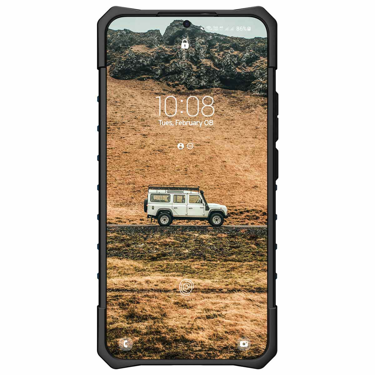 Telefon mit robuster Hülle zeigt ein weißes Auto auf braunem Feld. Die Uhrzeit ist 10:08.