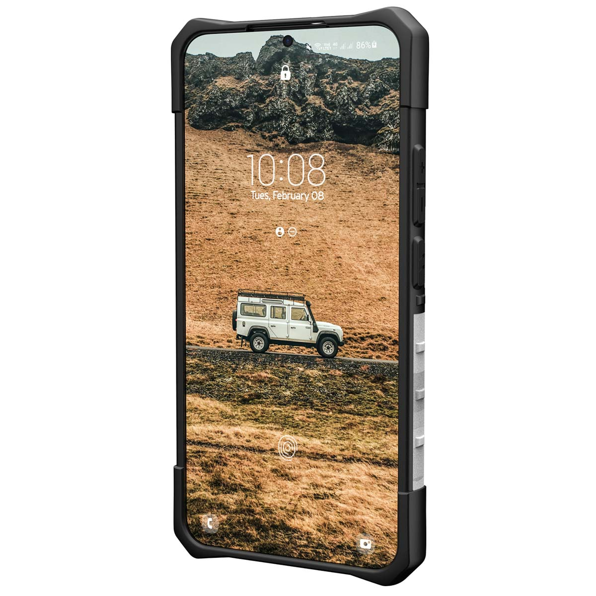 Ein Telefon mit robuster Hülle zeigt eine Landschaft mit einem Auto auf einer Straße.