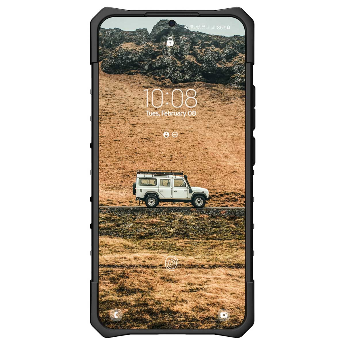 Telefon in schwarzem Gehäuse. Der Bildschirm zeigt eine Landschaft mit einem weißen Geländewagen.