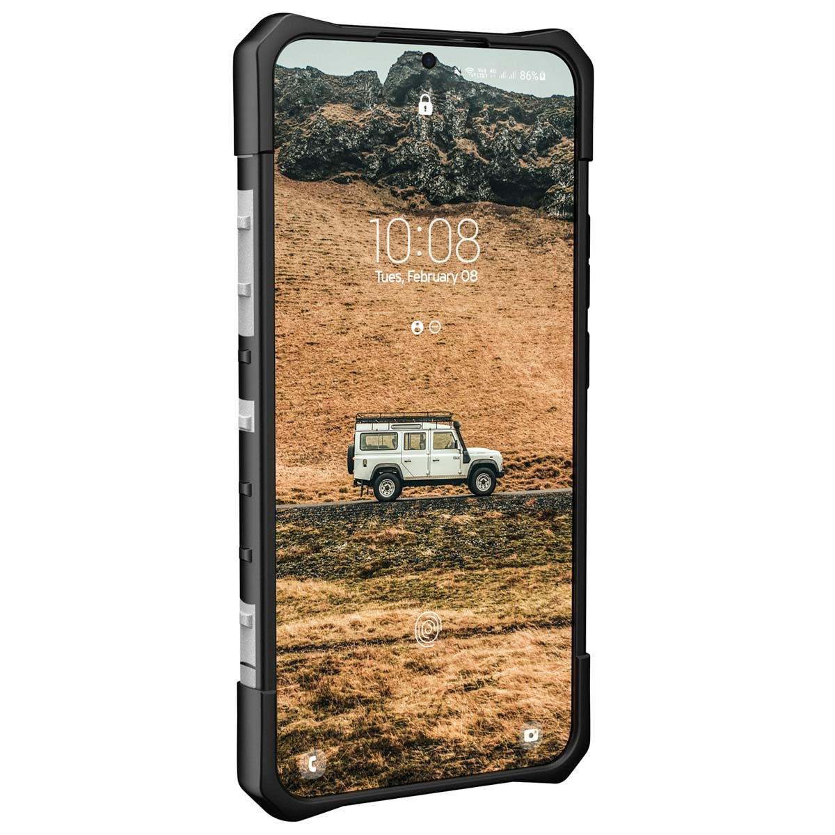 Telefonbildschirm mit Auto auf Straße, Berg im Hintergrund, schwarze Hülle mit silbernen Akzenten.