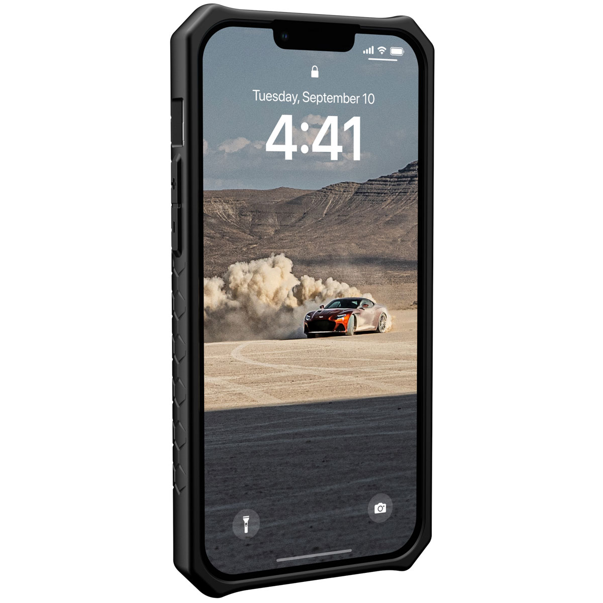 Telefon in einer schwarzen Hülle, das ein Auto zeigt, das auf einer sandigen Straße driftet. Zeit: 16:41 Uhr, Dienstag, 10. September.