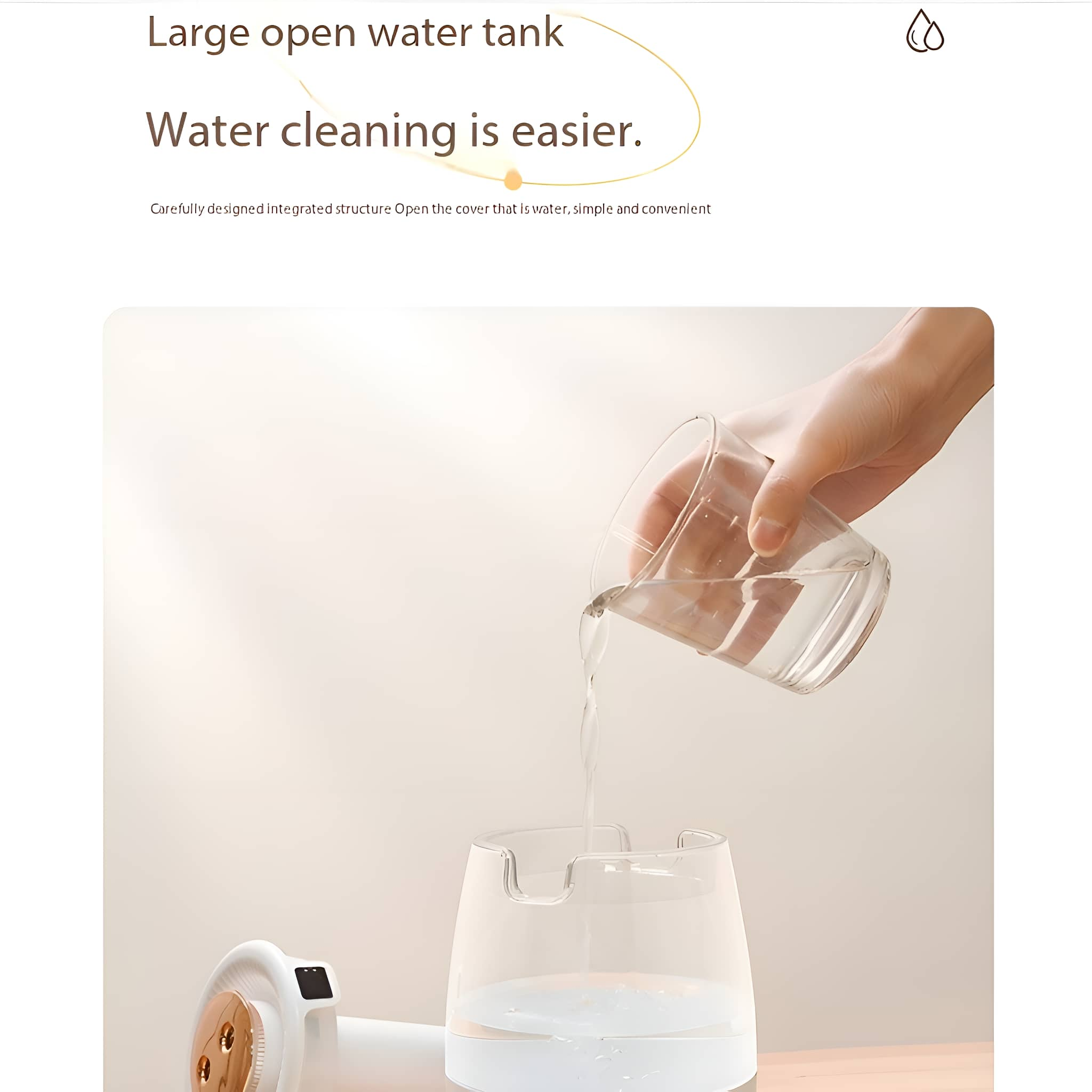 Eine Person gießt Wasser in einen Glasbehälter; Produkt im Vordergrund.