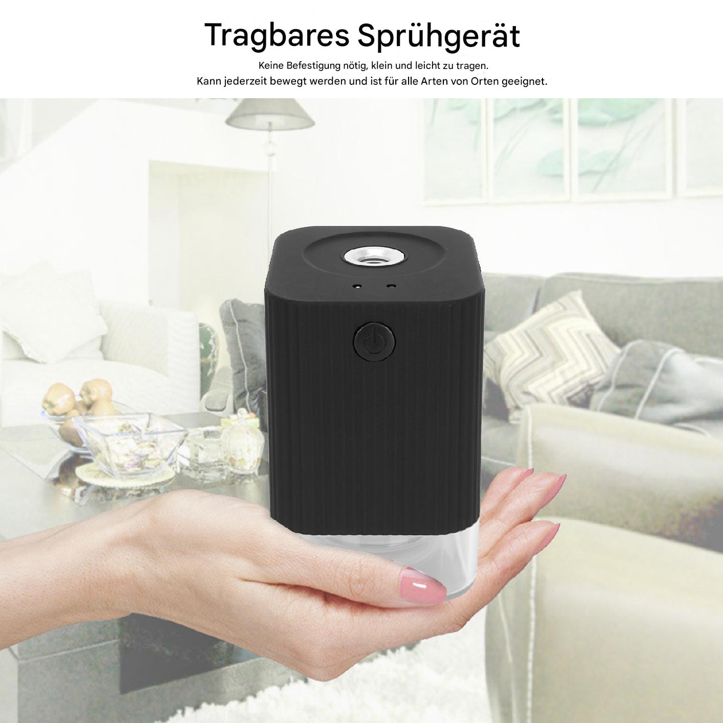 Ein schwarzes tragbares Sprühgerät wird in einer Hand gehalten. Der Hintergrund ist ein Wohnzimmer mit Couch.