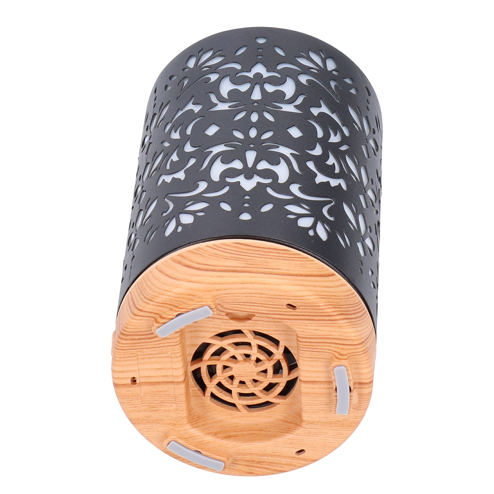 Schwarzer Diffusor mit Holzsockel. Das Design hat ausgeschnittene Muster. Weißer Hintergrund.