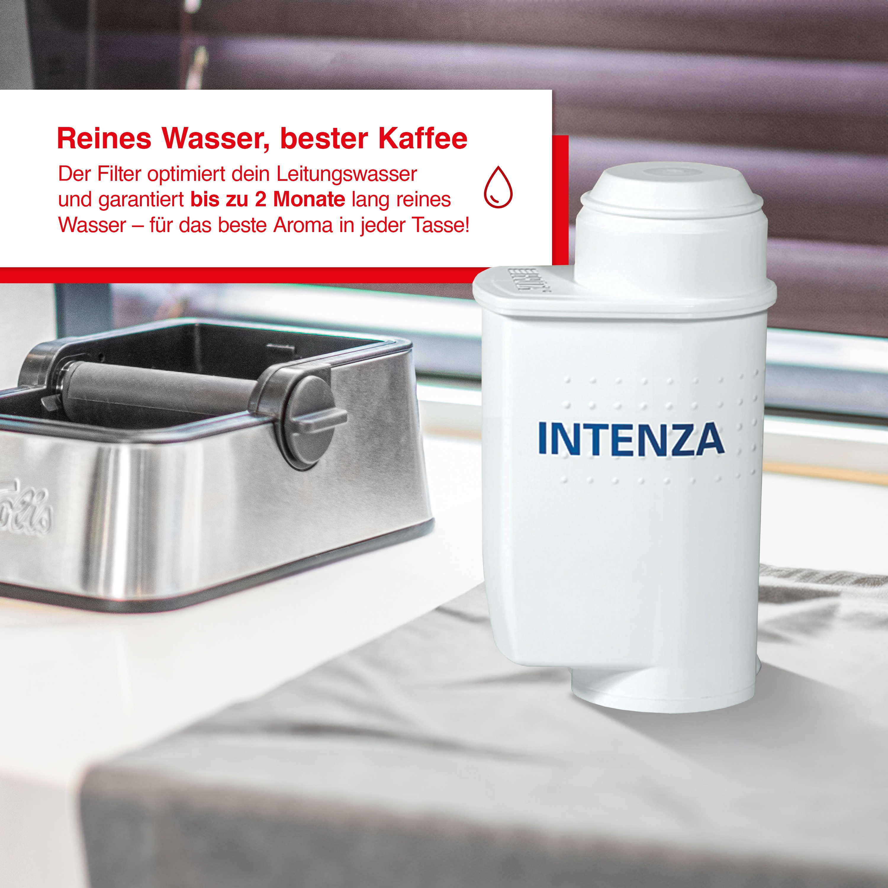 Weißer Wasserfilter mit blauem "INTENZA"-Text neben einer silbernen Espressomaschine.
