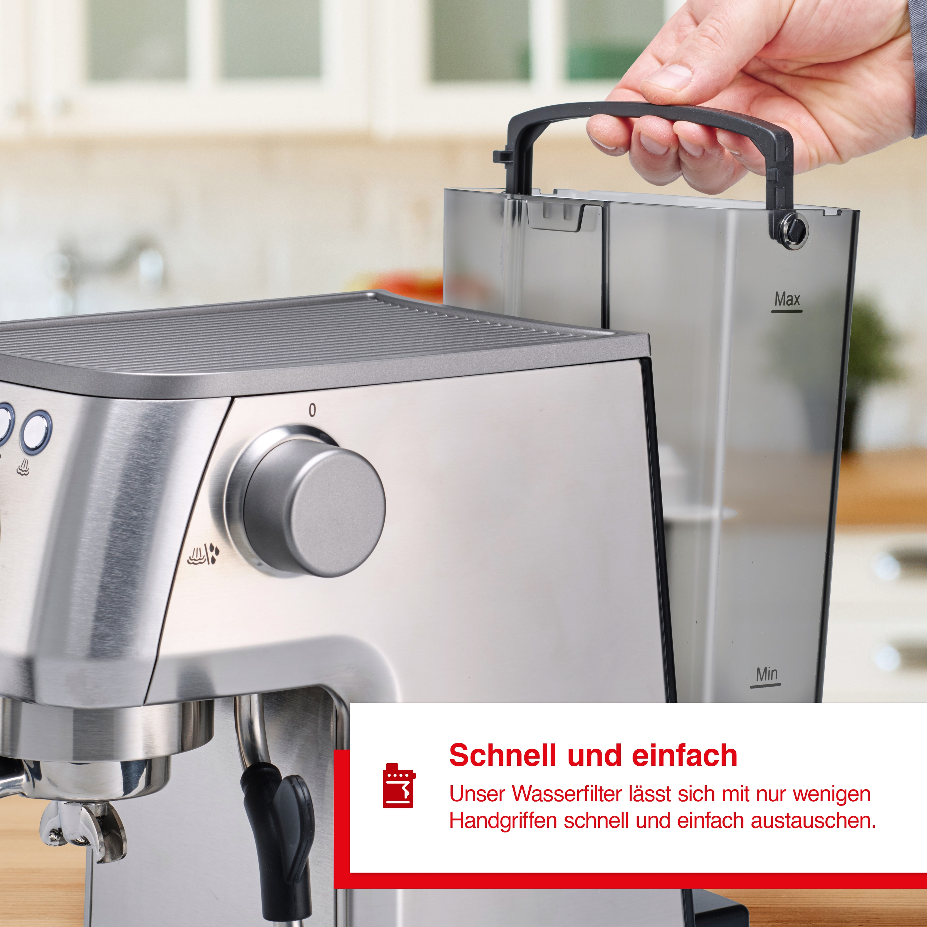 Espressomaschine mit einer Hand, die einen Wassertank einsetzt.