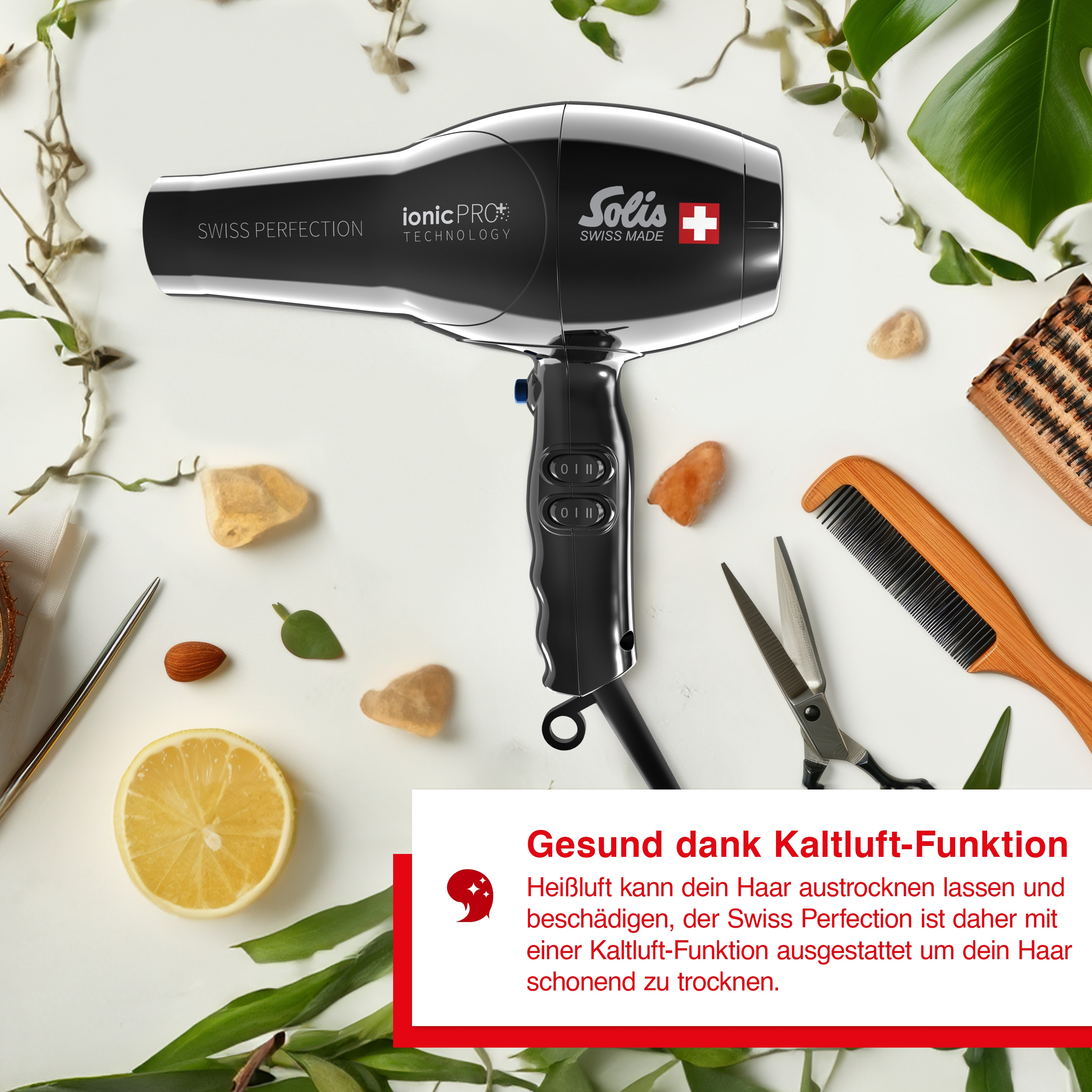 Schwarzer Haartrockner, Swiss Made, mit Haarzubehör und Zitrone auf weißer Oberfläche.