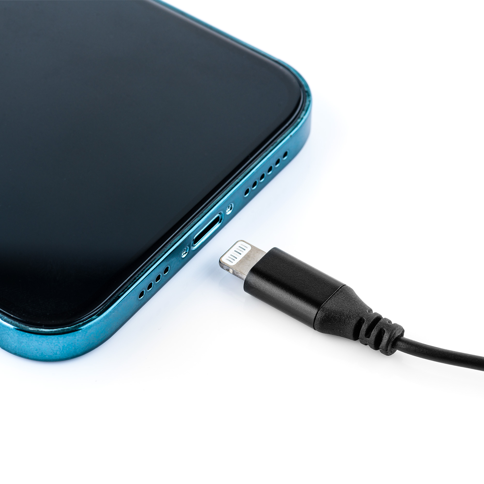 Een zwarte oplaadkabel die in een blauwe telefoon is gestoken. Witte achtergrond.