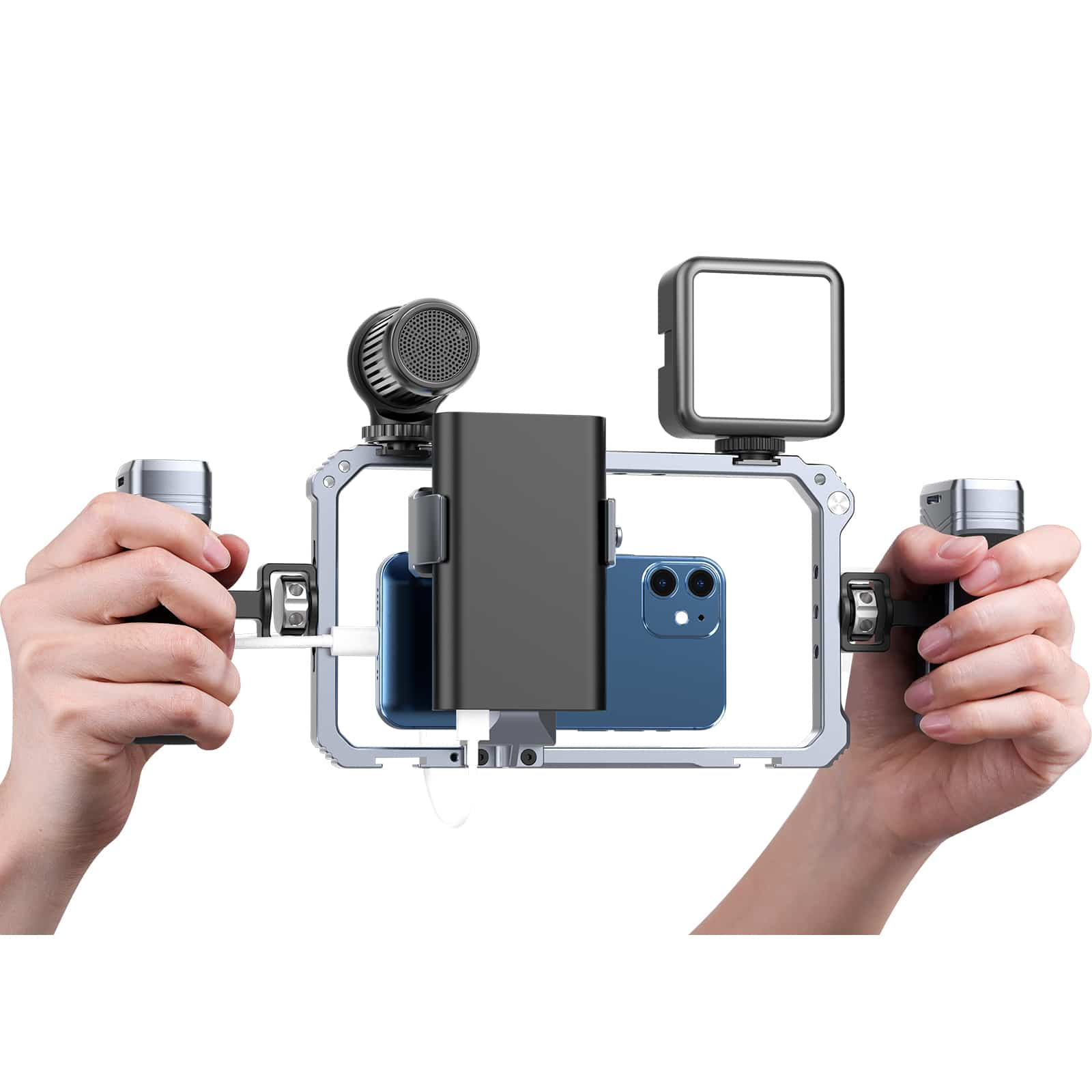 Handen die een telefoon, microfoon en lamp vasthouden in een metalen frame voor video-opname.