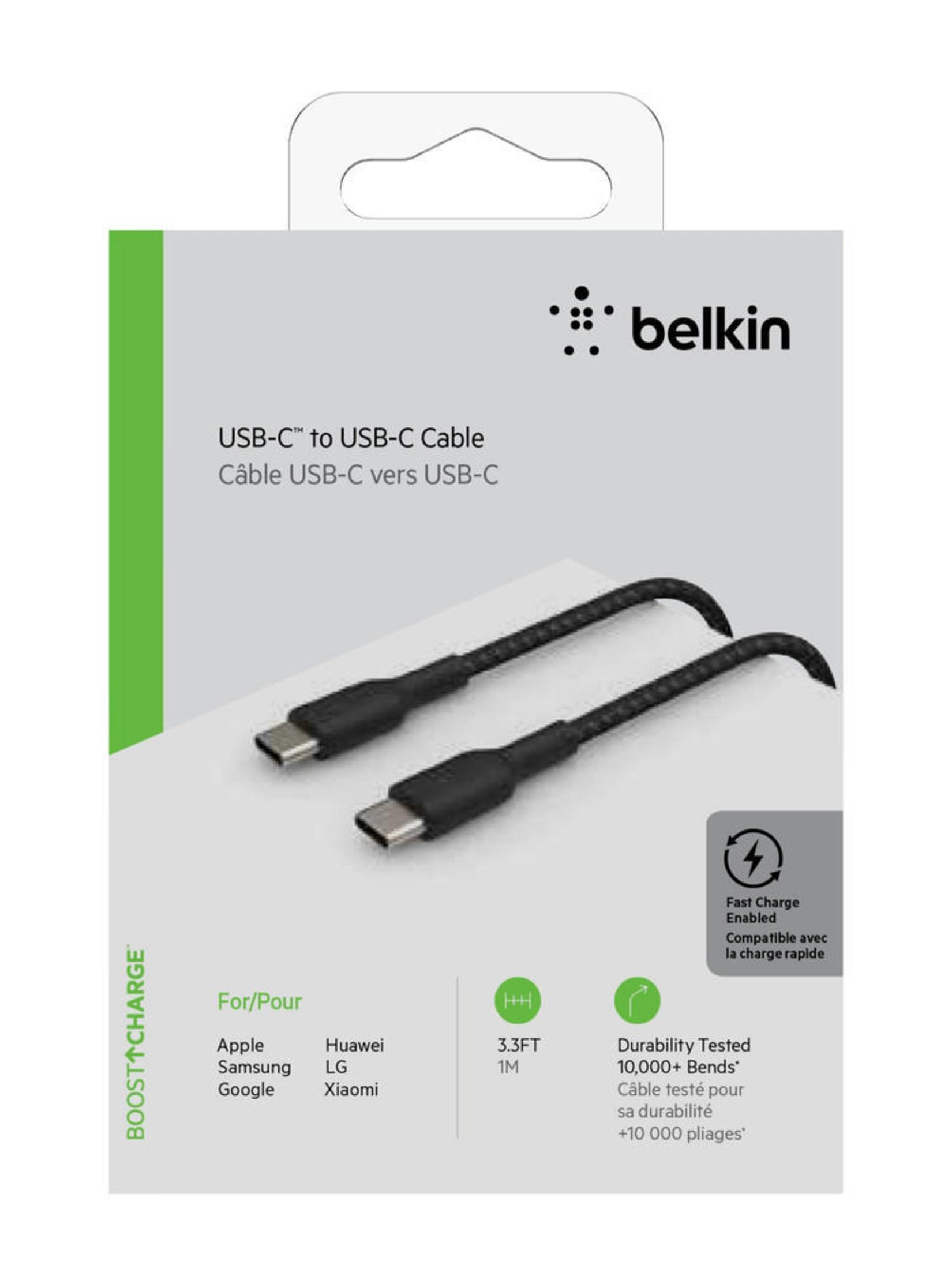Ein schwarzes USB-C-zu-USB-C-Kabel in einer weißen Belkin-Verpackung. Weißer Hintergrund.