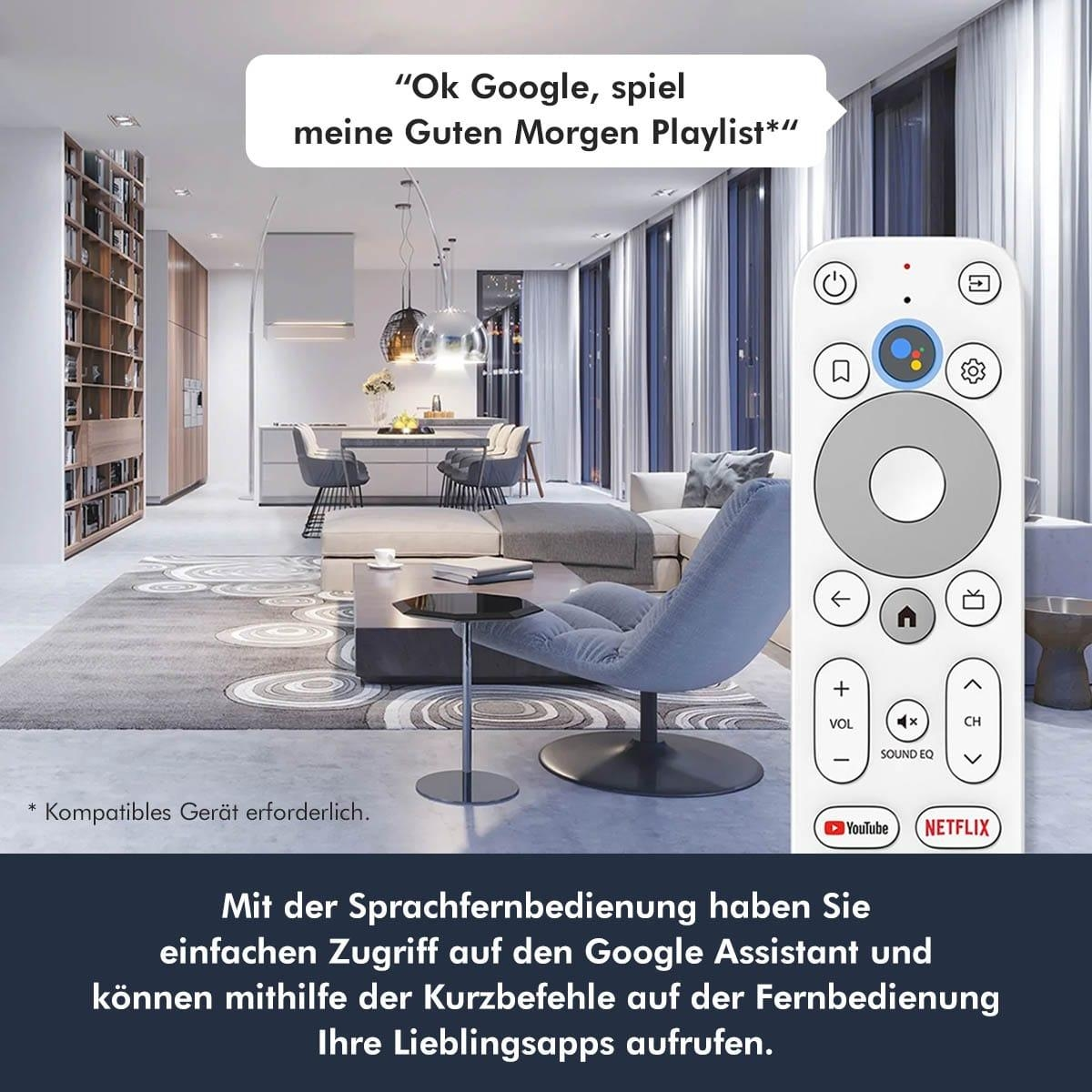 Eine Person hält eine weiße Fernbedienung in einem modernen Wohnzimmer. Der Hintergrund zeigt eine Küche.