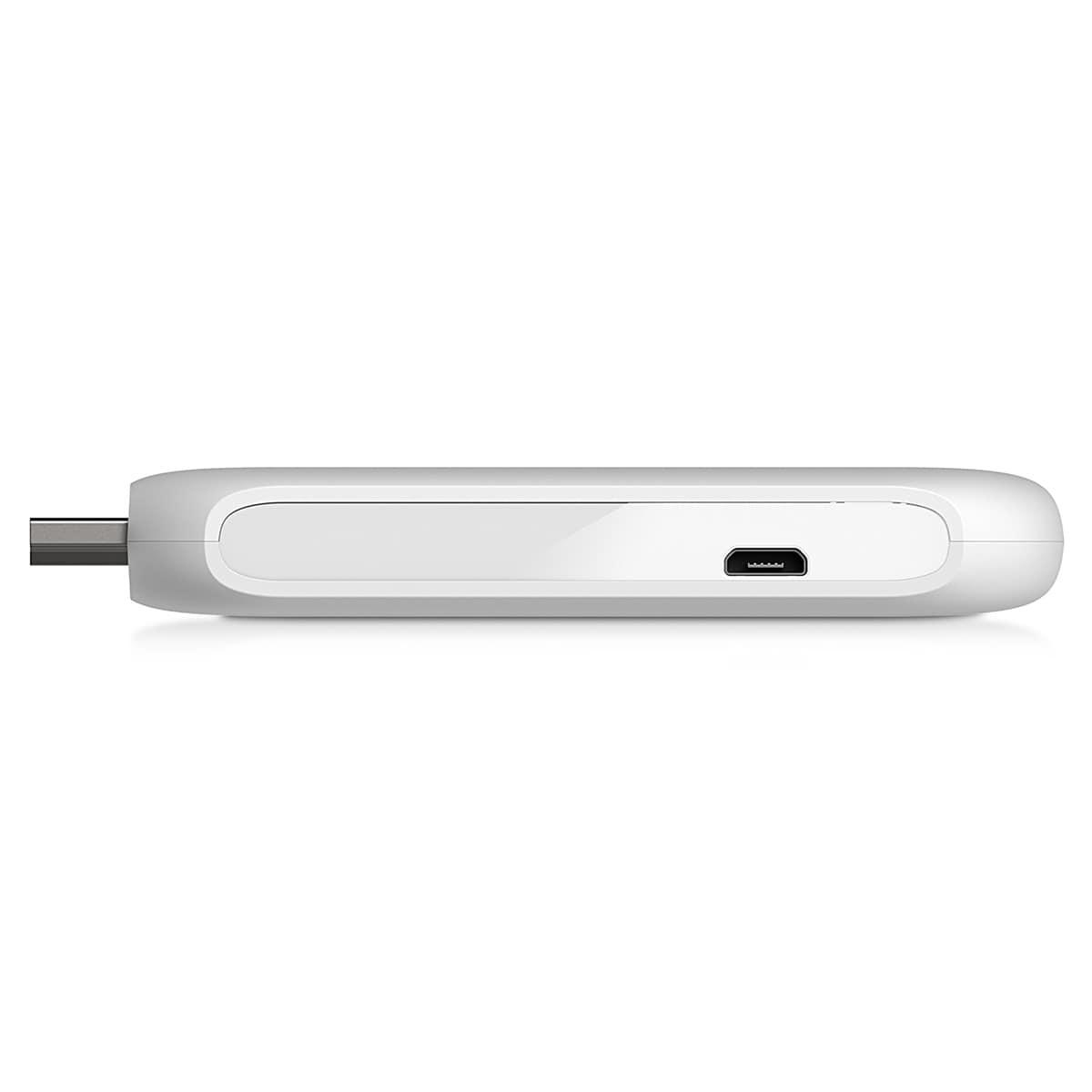 Ein weißes, rechteckiges Gerät mit einem USB-Anschluss. Das Gerät befindet sich auf weißem Hintergrund.