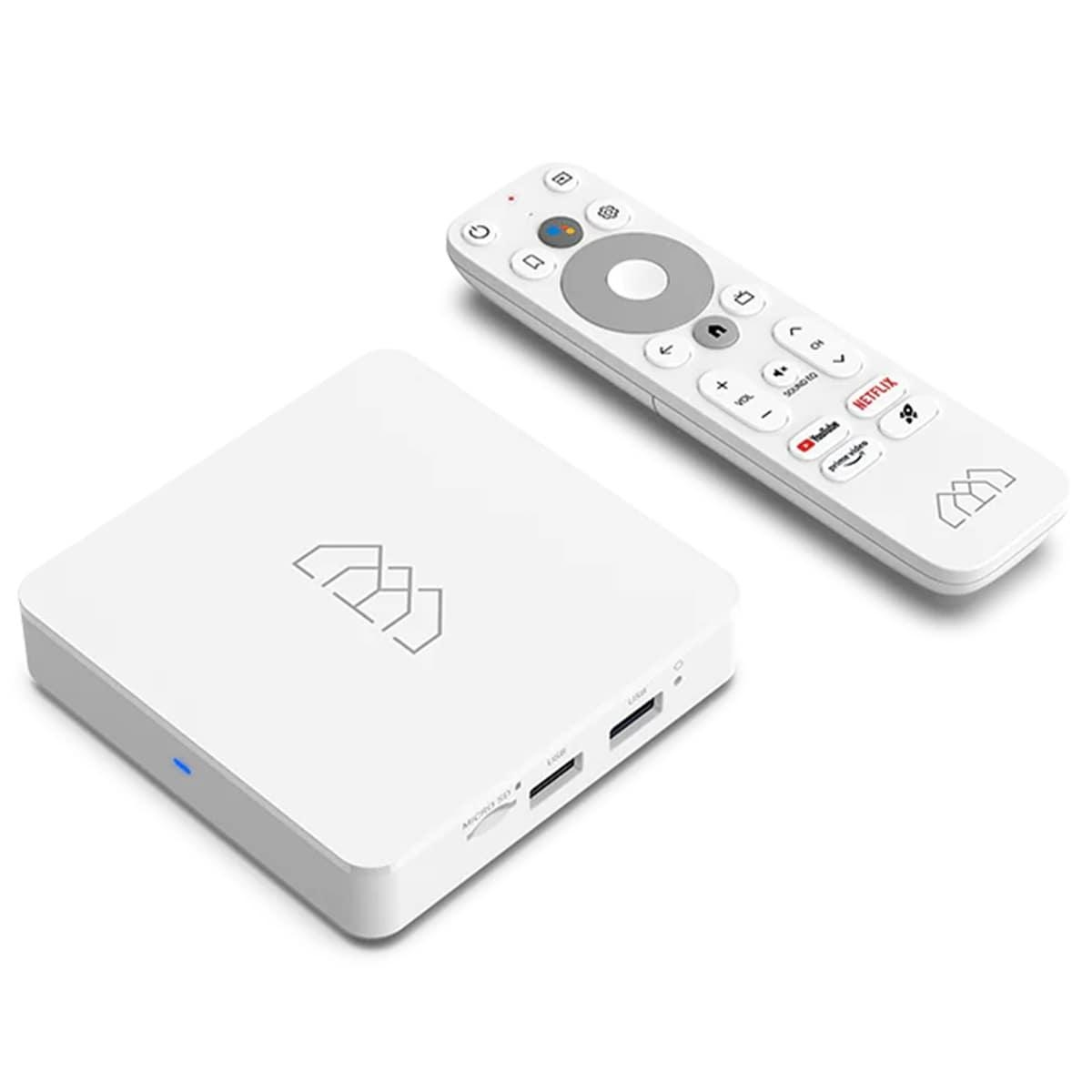 Weiße TV-Box und Fernbedienung. Die Fernbedienung hat viele Tasten und ein rundes Steuerkreuz.