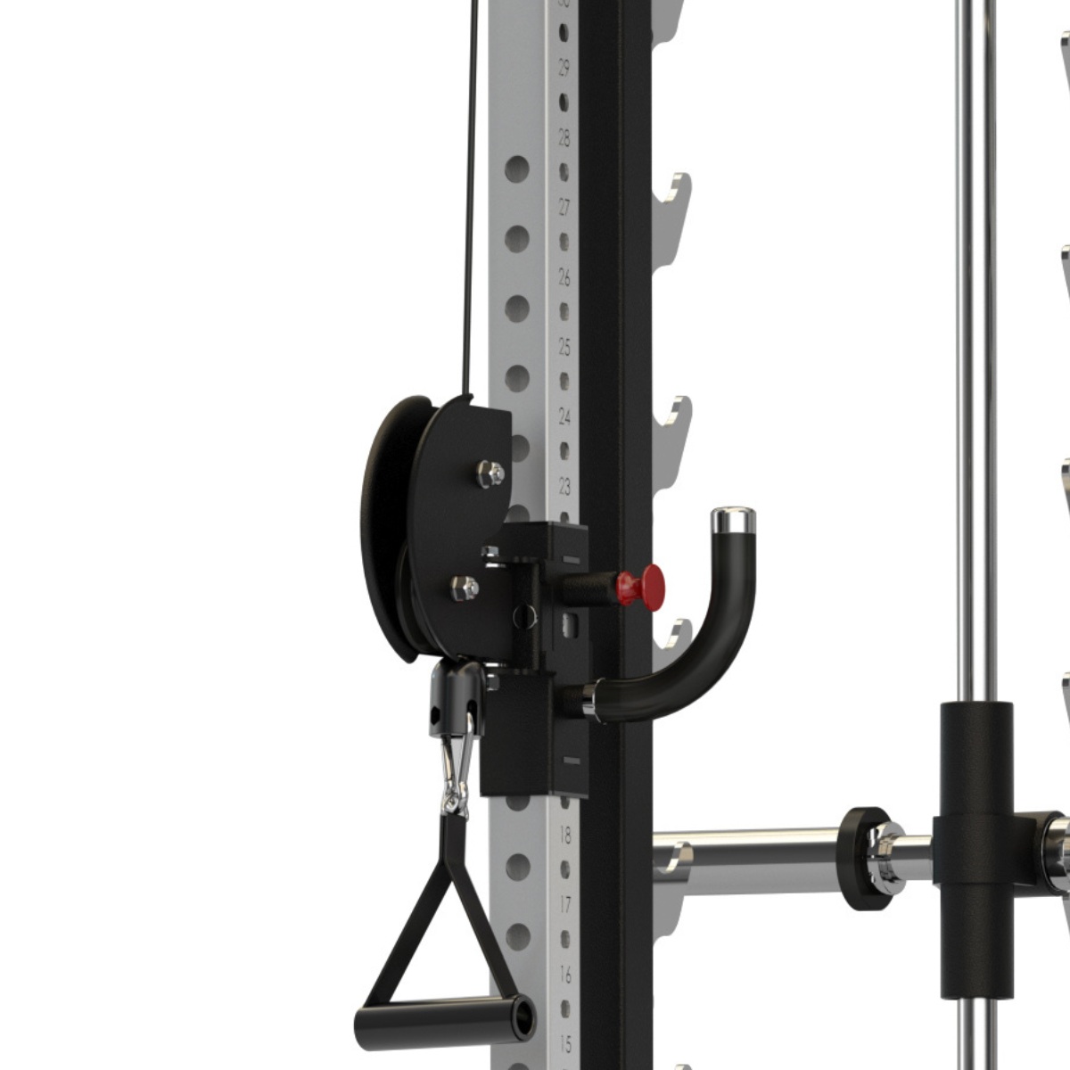 Workout machine met een kabel en een handvat. De machine heeft een zilveren frame en een zwarte katrol.