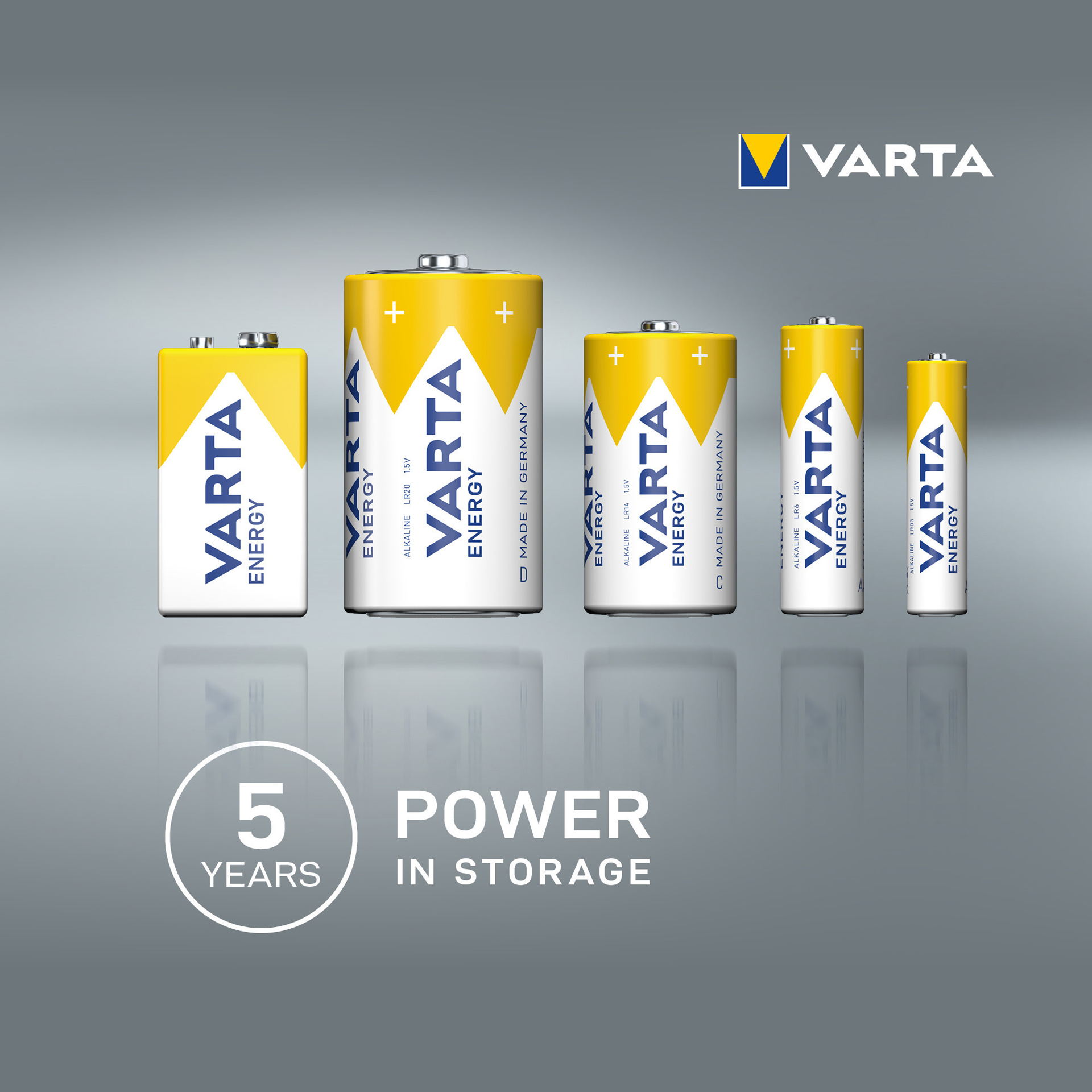Cinque batterie Varta, gialle e bianche, disposte con testo e logo su una sfumatura.