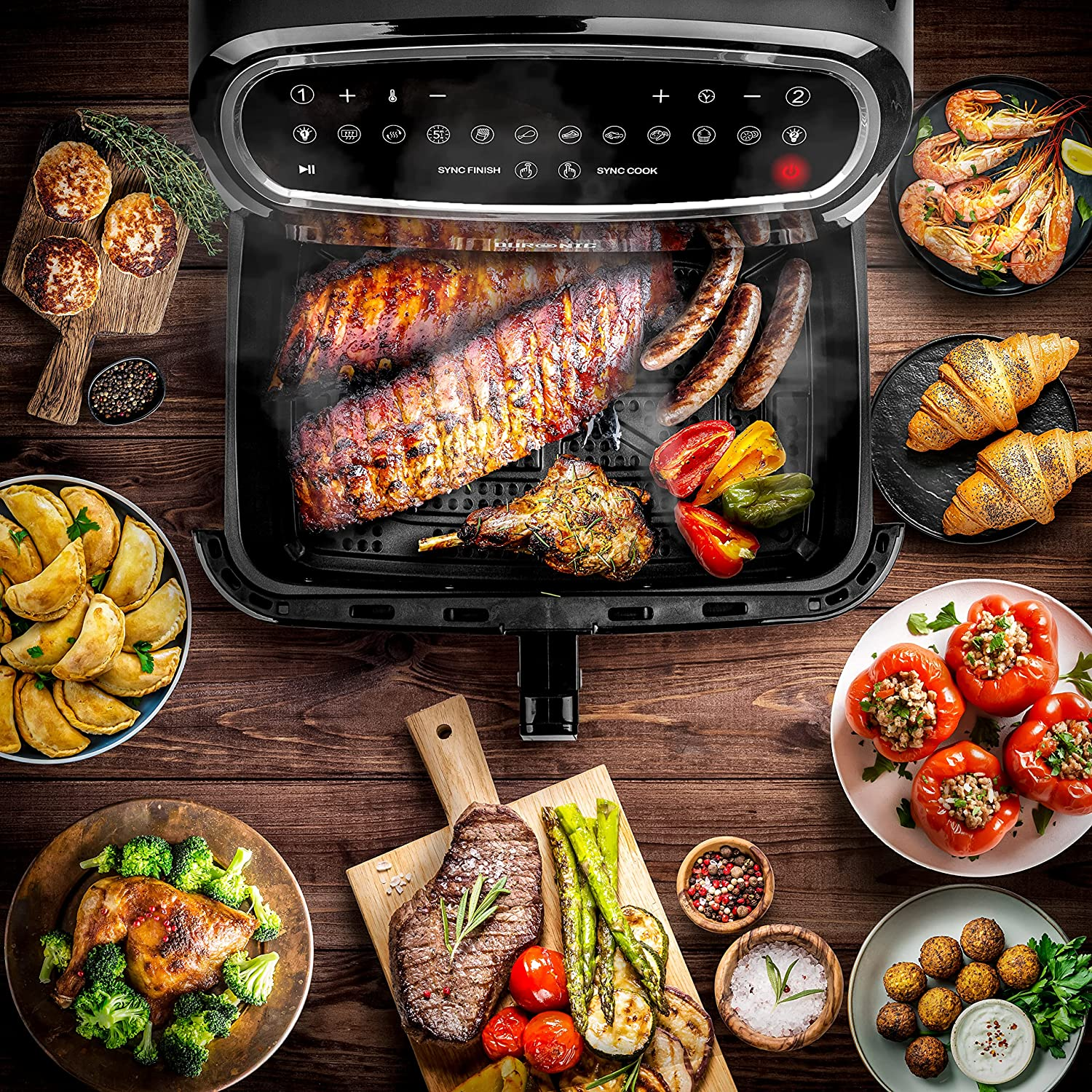 Freidora de aire con varios alimentos cocinados, vista superior.