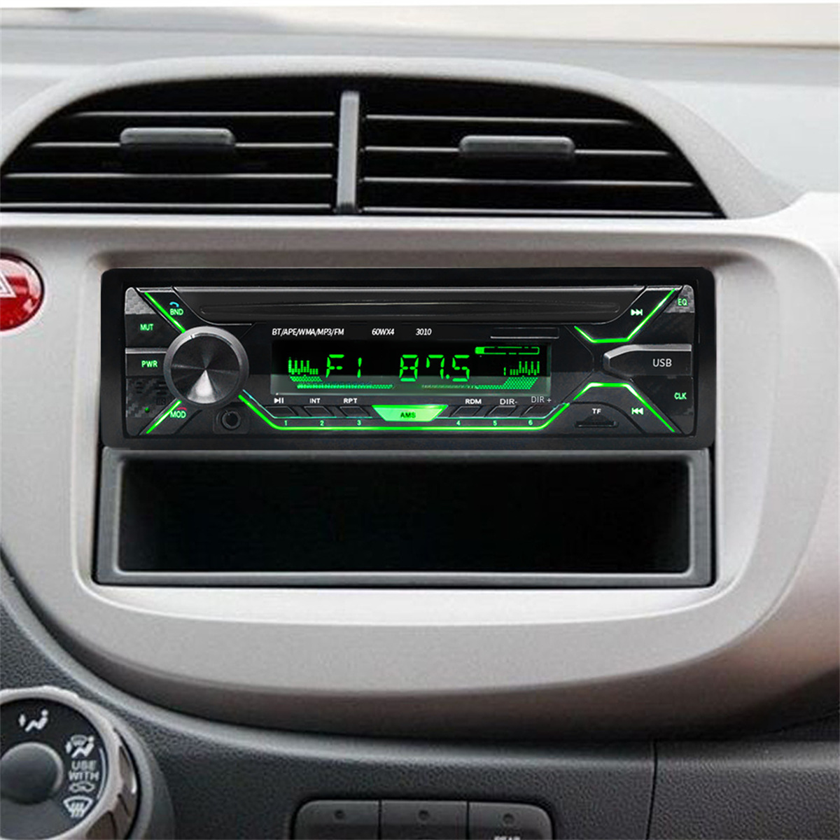 Autoradio mit grüner Anzeige. Tasten sind sichtbar. Das Radio ist im Armaturenbrett.