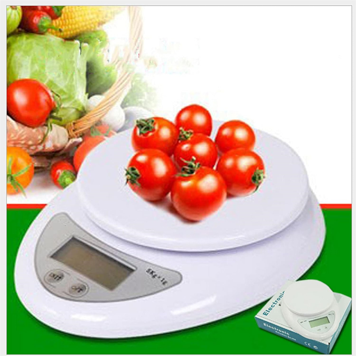 Eine weiße digitale Küchenwaage mit Tomaten darauf und eine kleine Schachtel der Waage.
