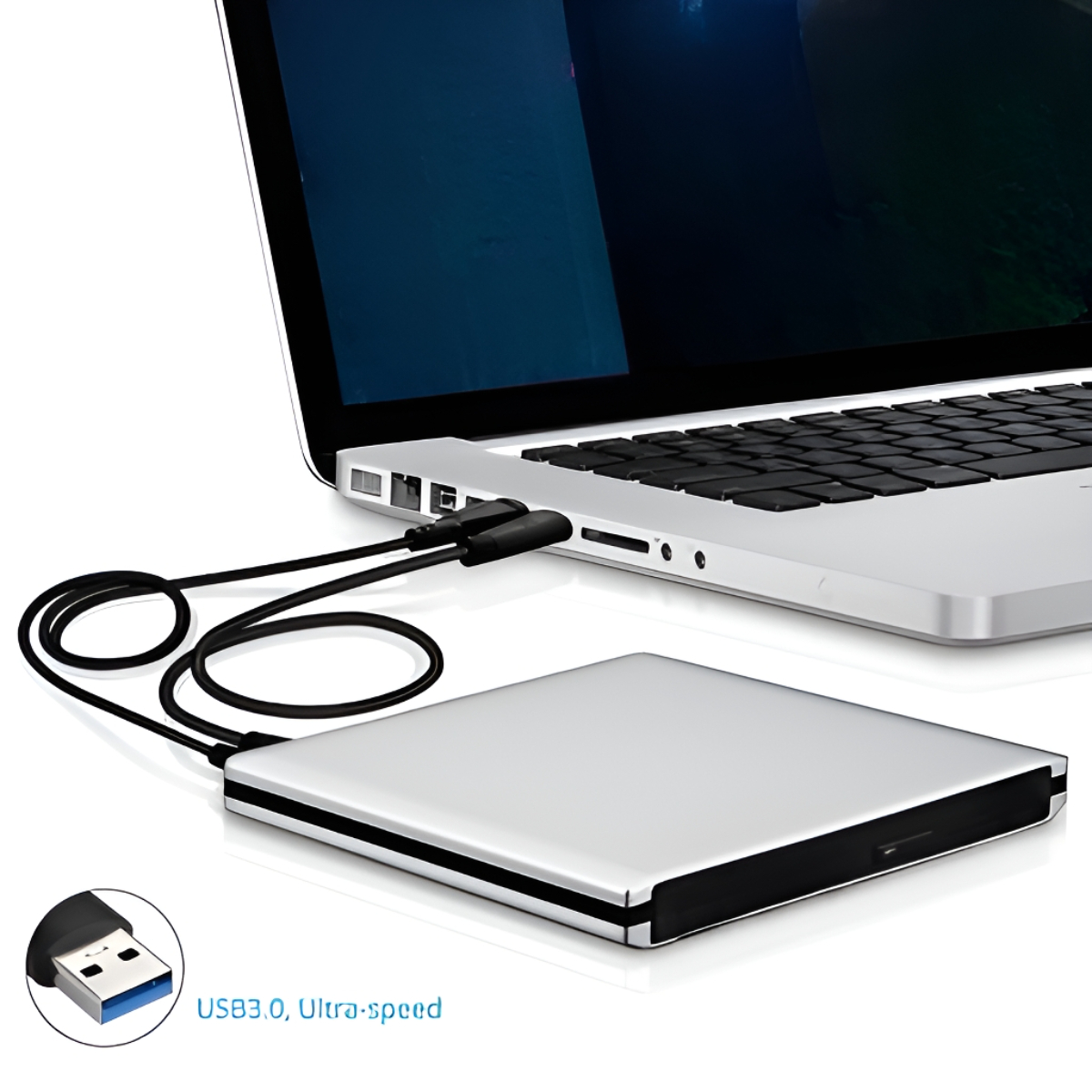 Laptop, der mit einer silbernen Festplatte verbunden ist. Schwarzes Kabel. Weißer Hintergrund.