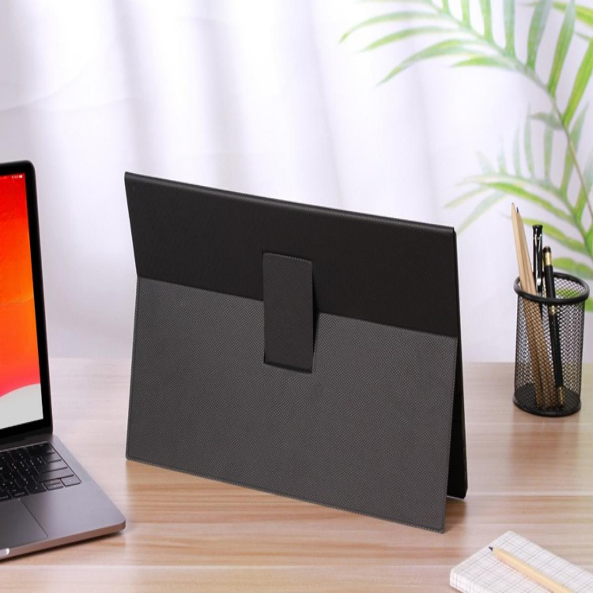 Schwarzer tragbarer Monitor, Rückansicht, steht auf einem Schreibtisch. Ein Laptop und ein Stifthalter sind ebenfalls sichtbar.