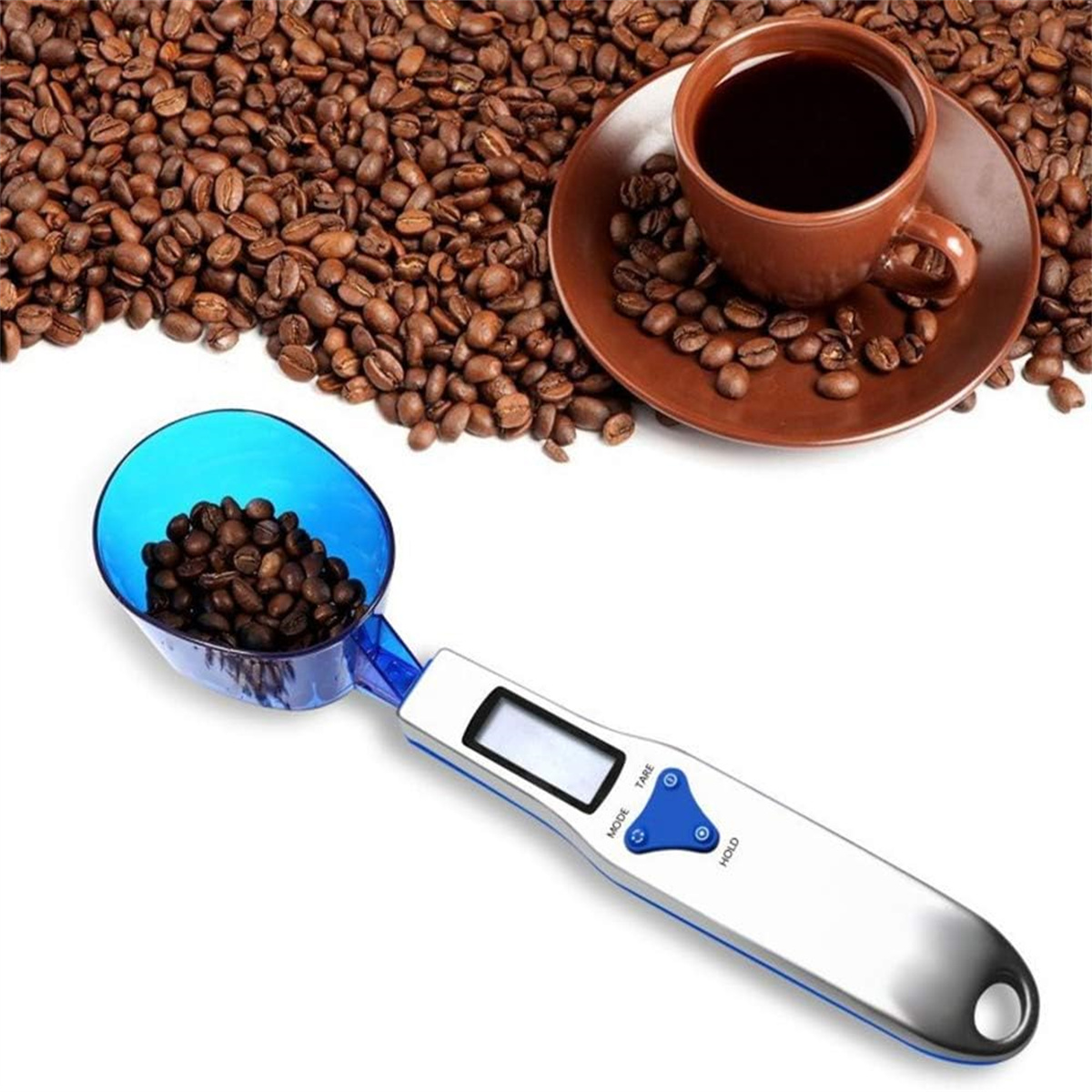 Kaffeebohnen und ein digitaler Waagenlöffel mit Kaffee. Braune Tasse und Untertasse im Hintergrund.