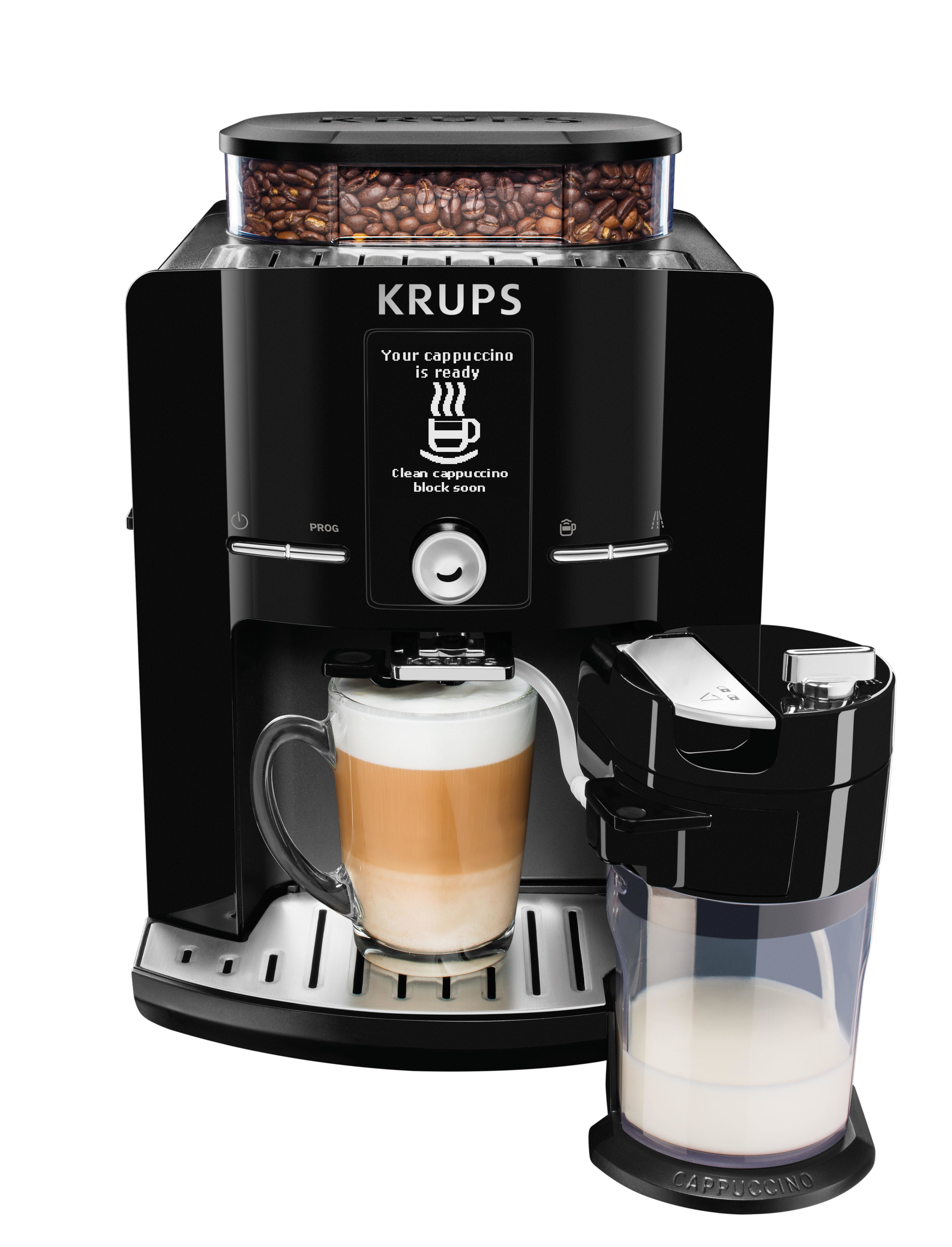 Schwarze Krups Kaffeemaschine mit einem Glas Latte. Kaffeebohnenbehälter ist oben. Der Hintergrund ist weiß.