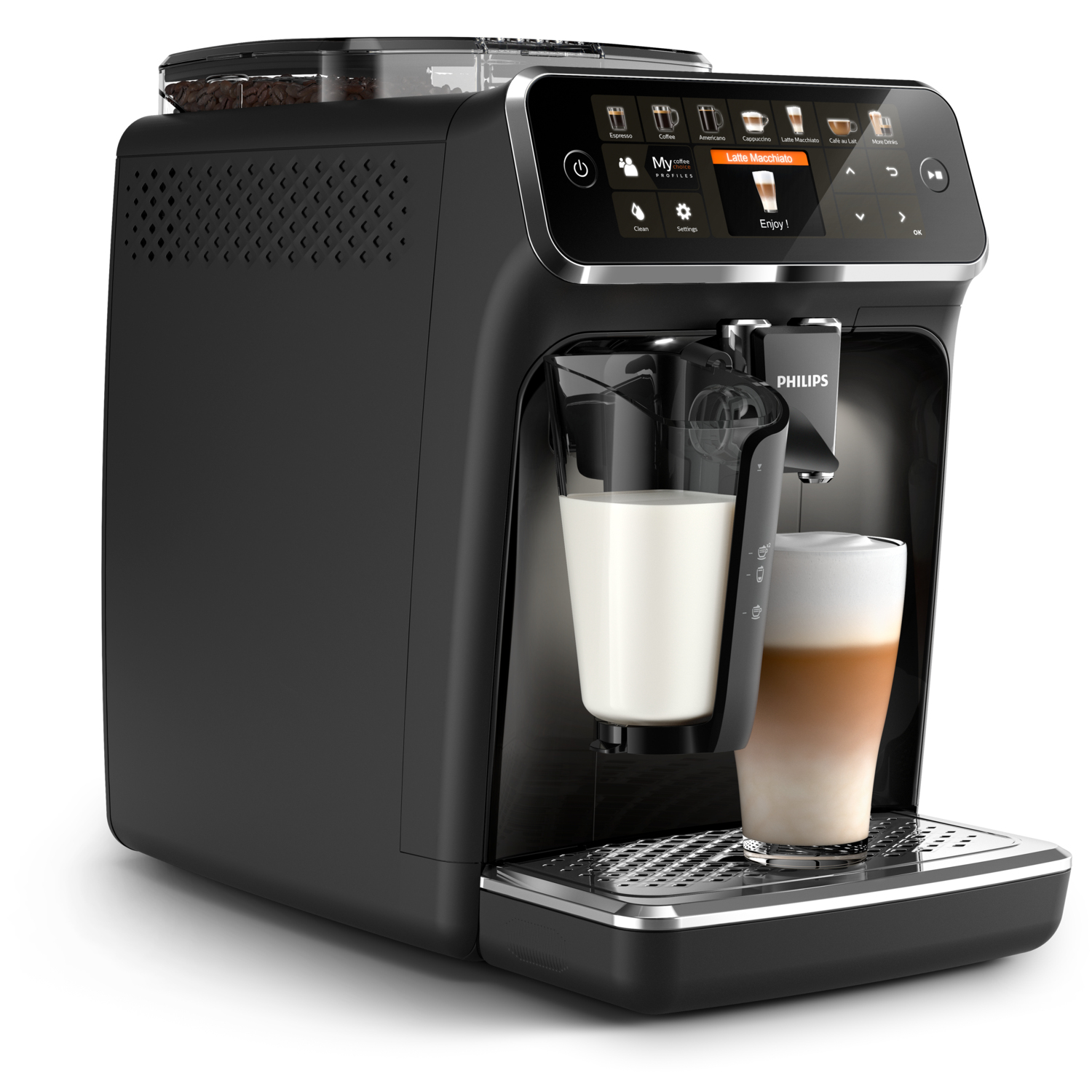 Siyah kahve makinesi, süt sürahisi ve bir bardakla. Latte macchiato görülebilir. Beyaz arka plan.