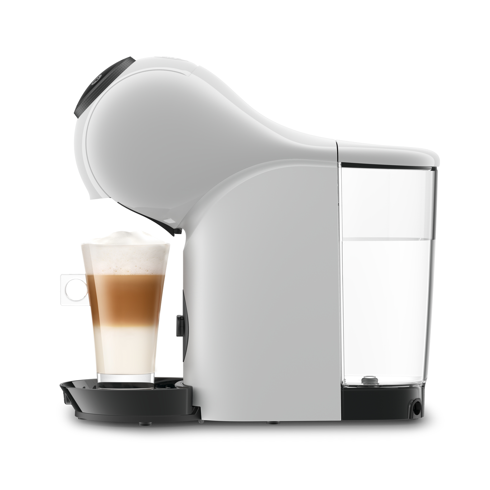 Een witte koffiemachine met een glas latte. Het koffieglas staat op een zwarte basis.