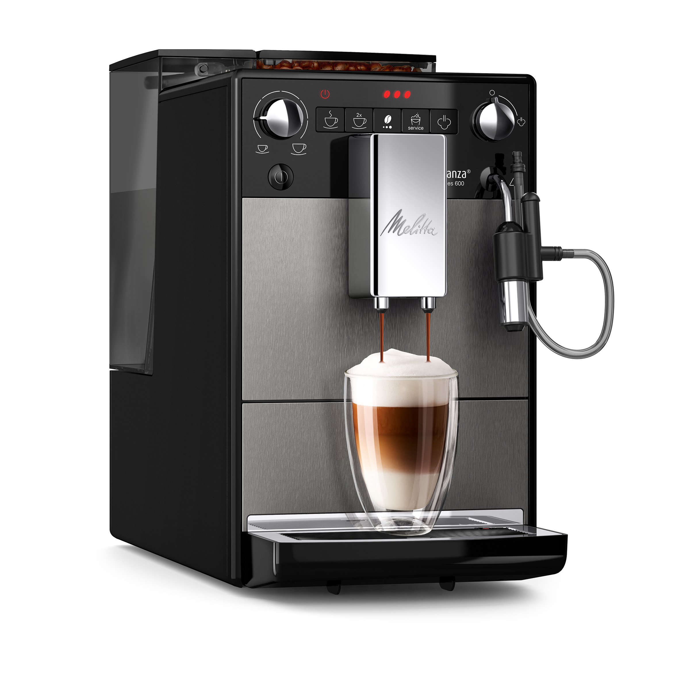 Zwart-zilveren koffiemachine die koffie in een glas schenkt, wit.